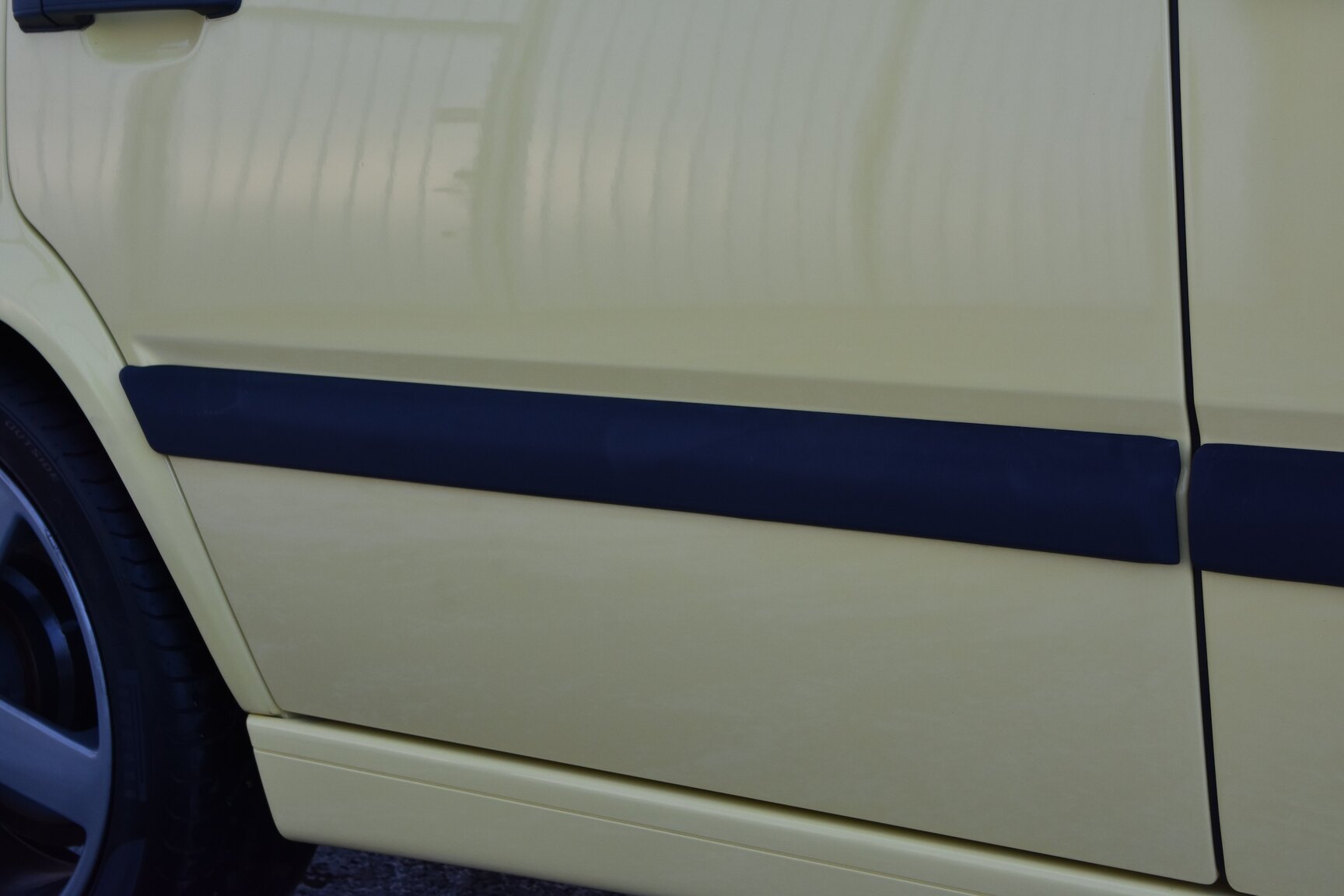 Exterior image of 1995 Volvo 850 T-5R Kombi
