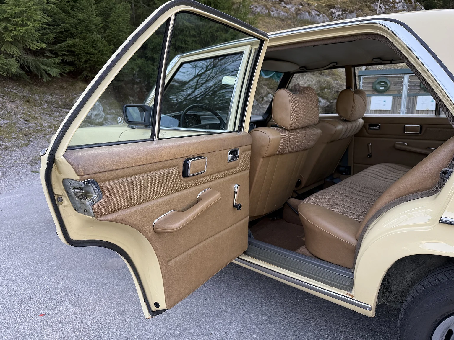 Innenraumfoto von 1974 Mercedes-Benz 230 Automatic (39)