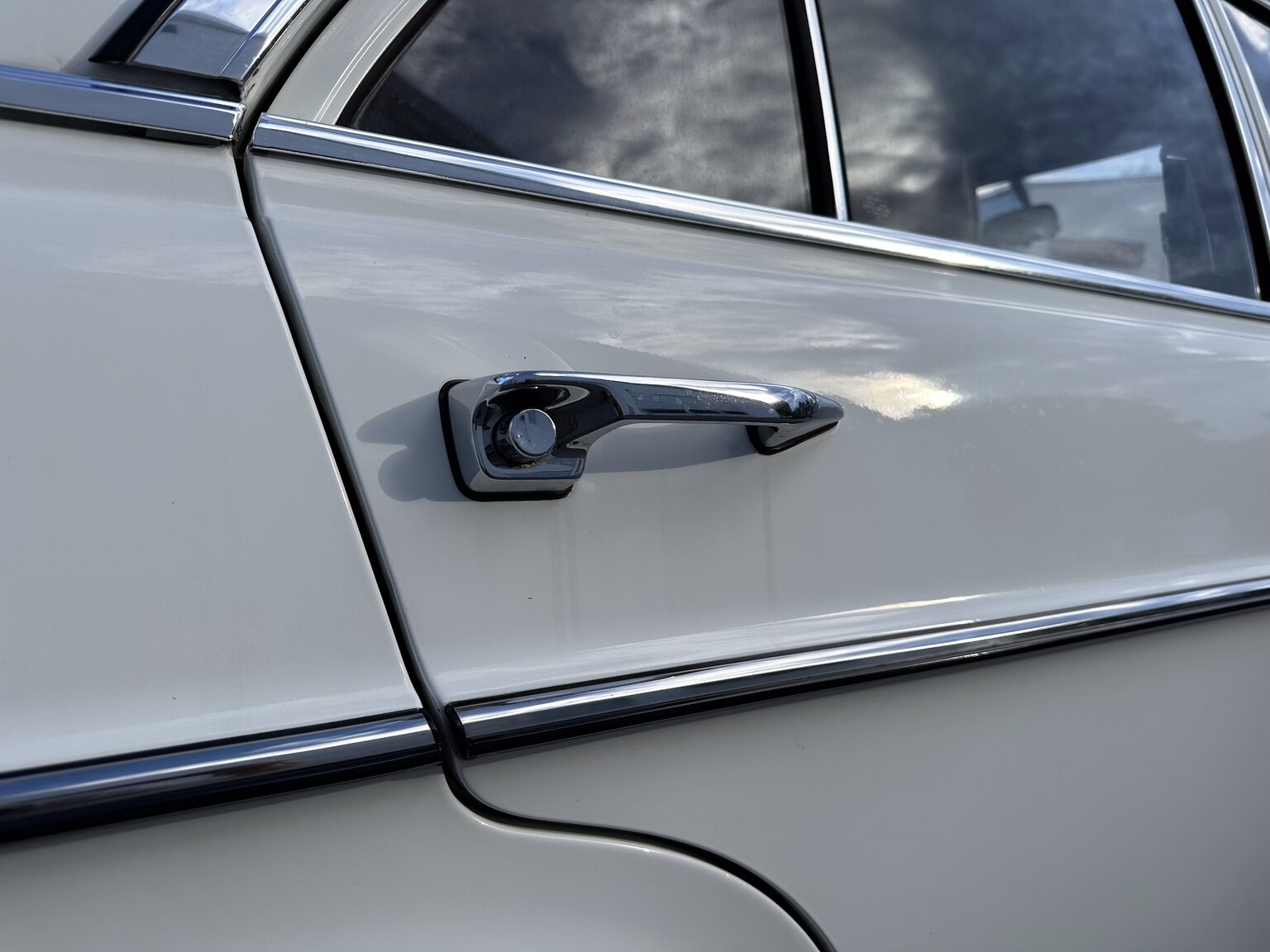 Exteriörbild på 1975 Mercedes Benz 200