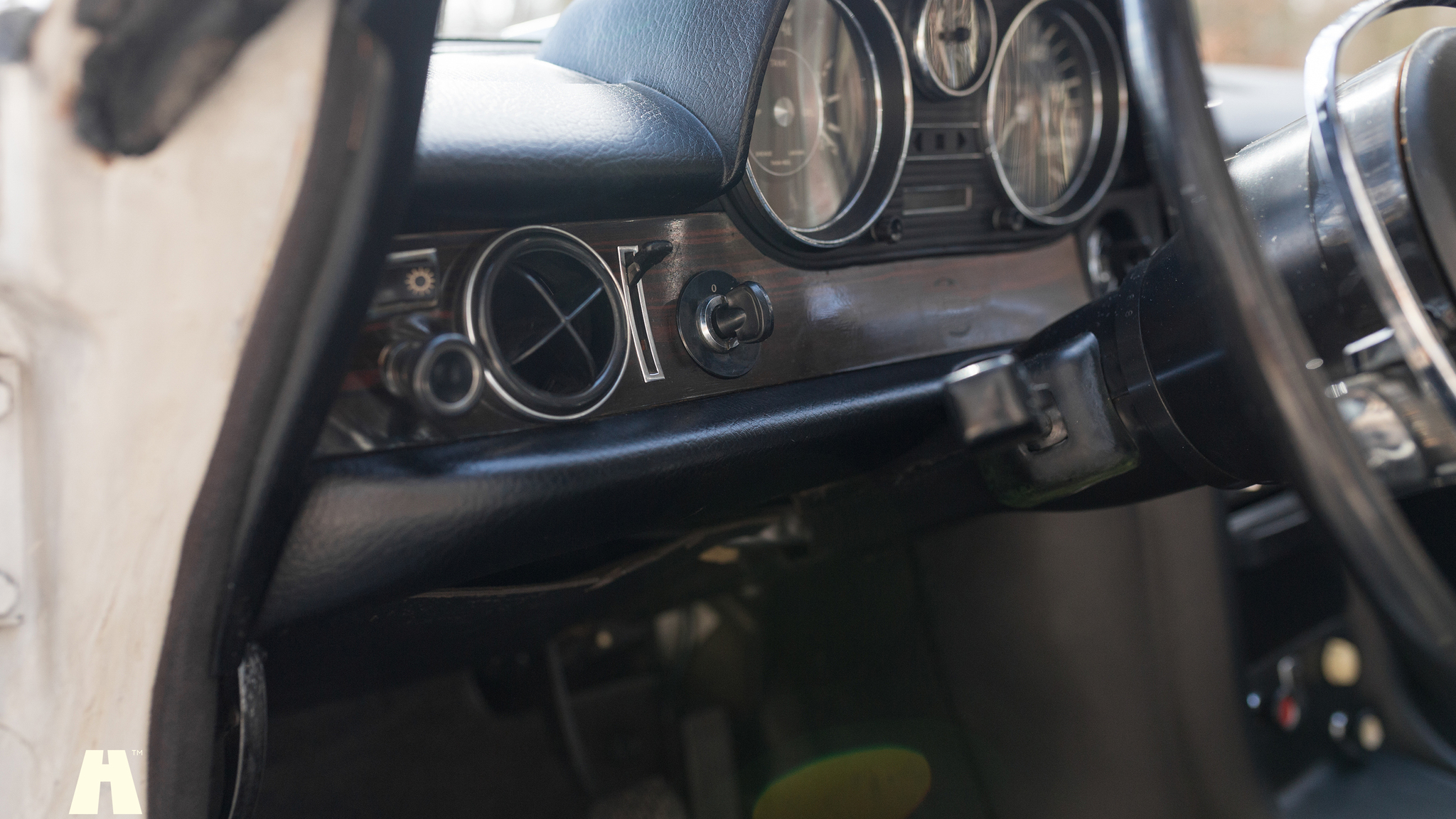 Interior image of 1970 Mercedes 250 CE