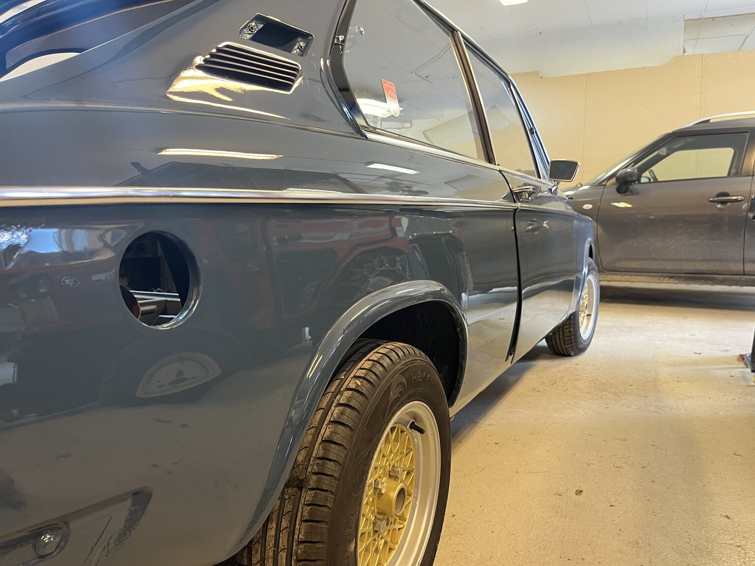 Exterior image of 1972 BMW 2000 Touring