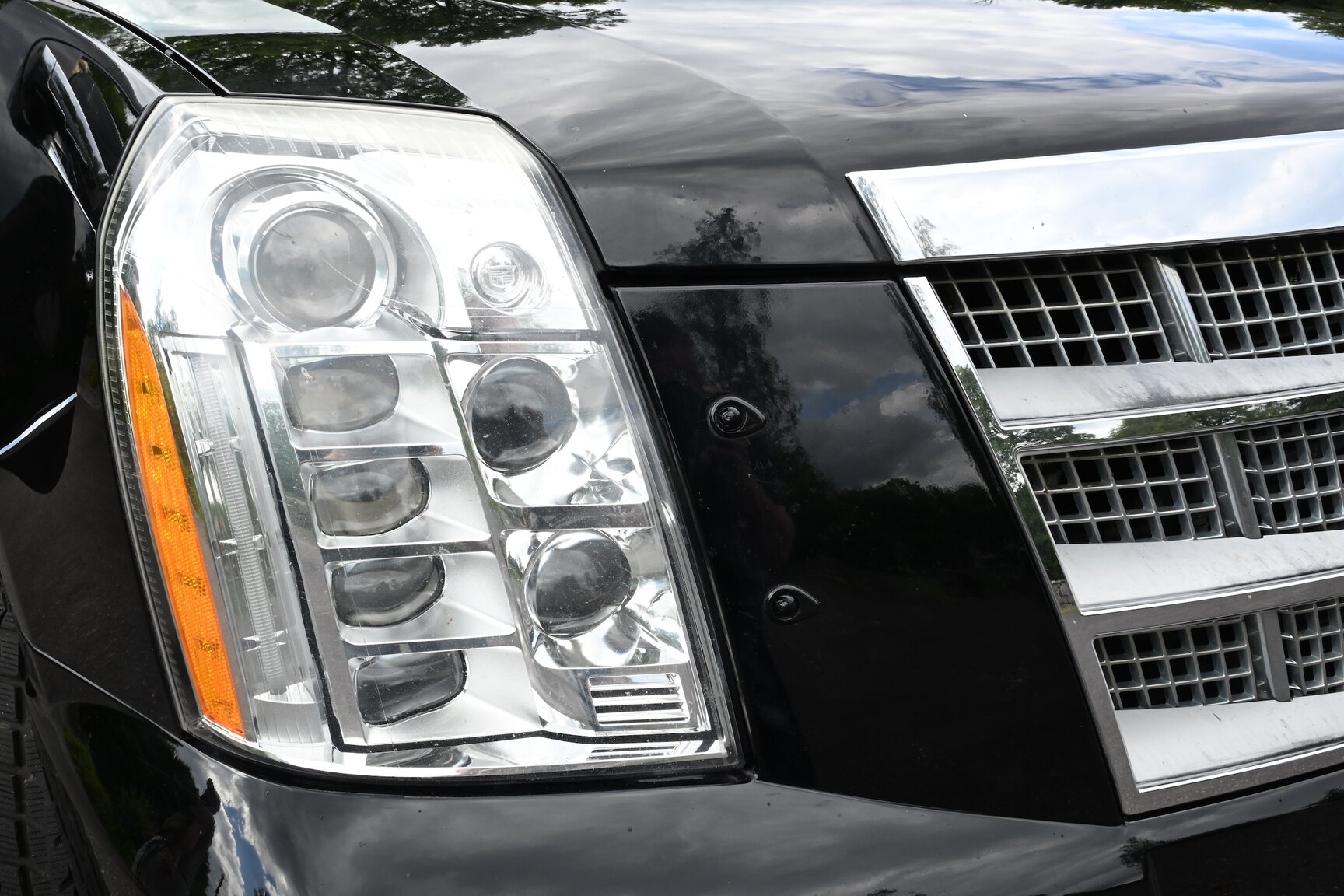 Exterior image of 2010 Cadillac Escalade ESV 6.2 Flexfuel
