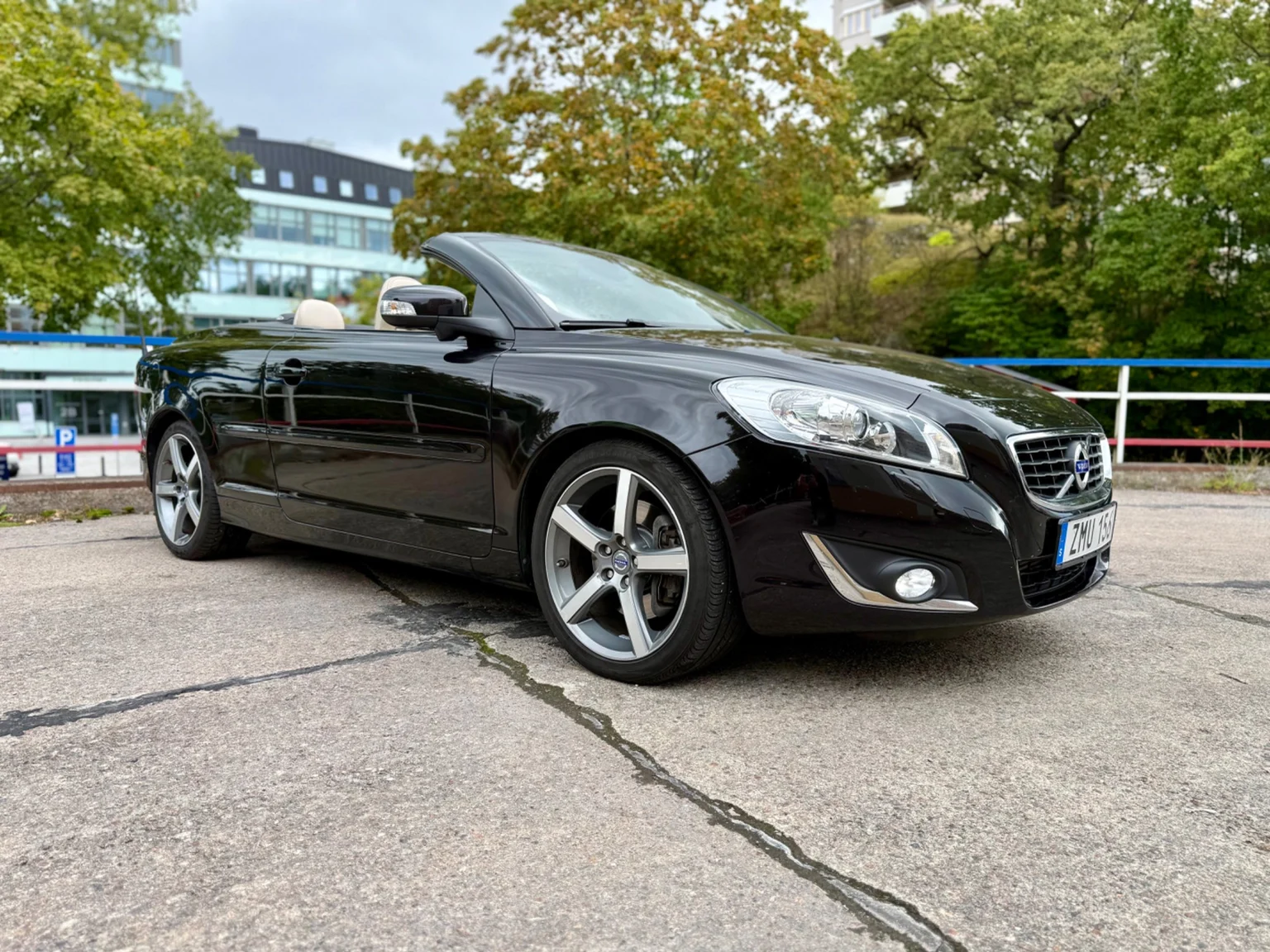 Exterior image of 2013 Volvo C70 (NA) (1)