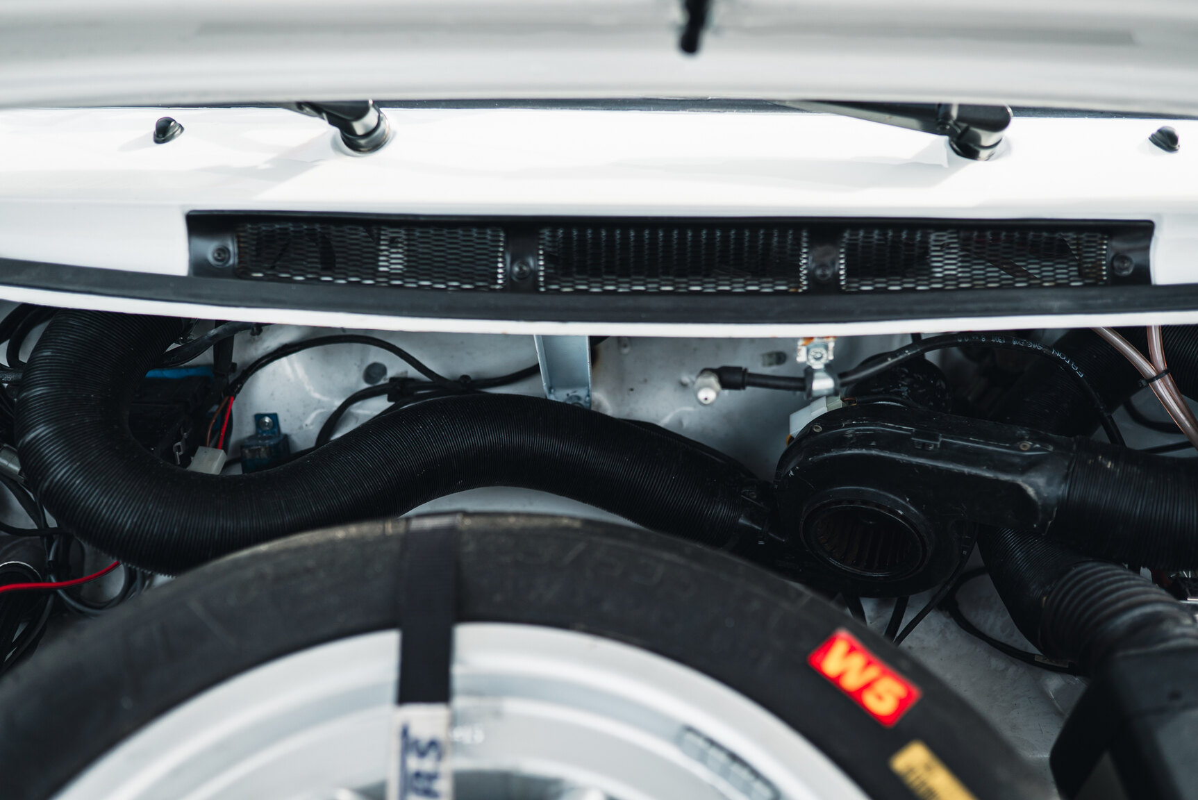 Image of 1977 Porsche 911 RSR Rallycar mechanics