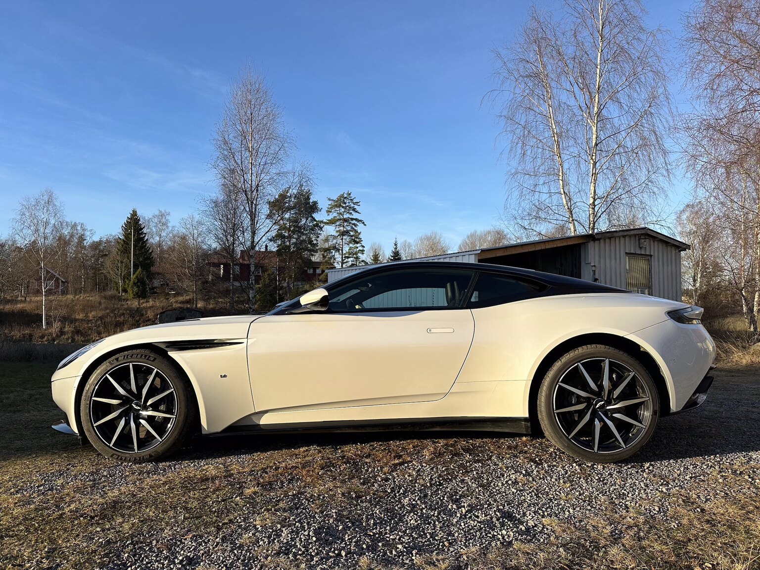 Exteriörbild på 2018 Aston Martin DB11