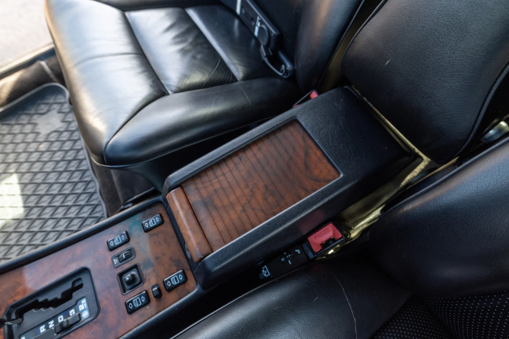 Interior image of 1989 Mercedes-Benz 560 SEL (36)