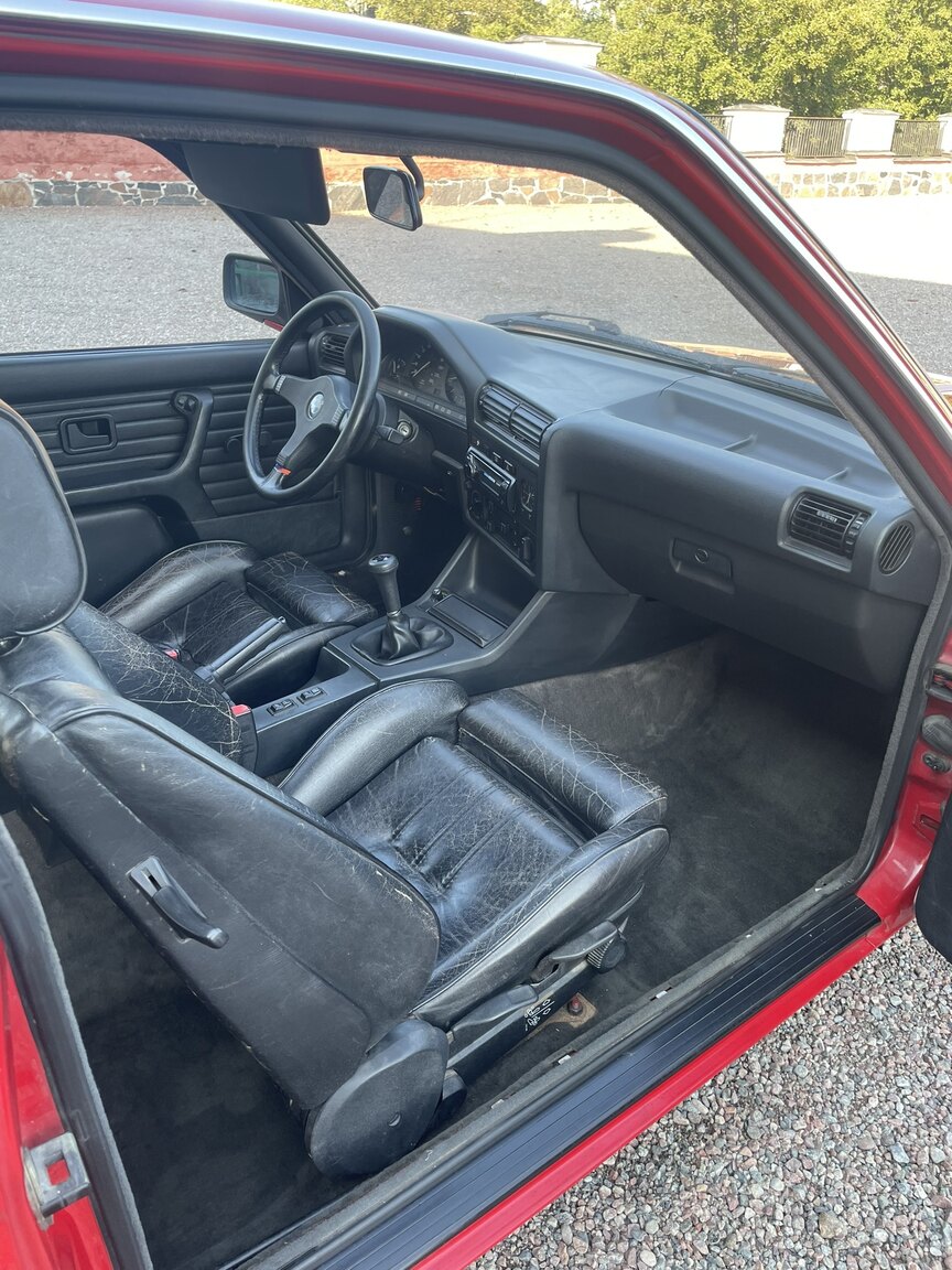 Interior image of 1987 BMW 320i