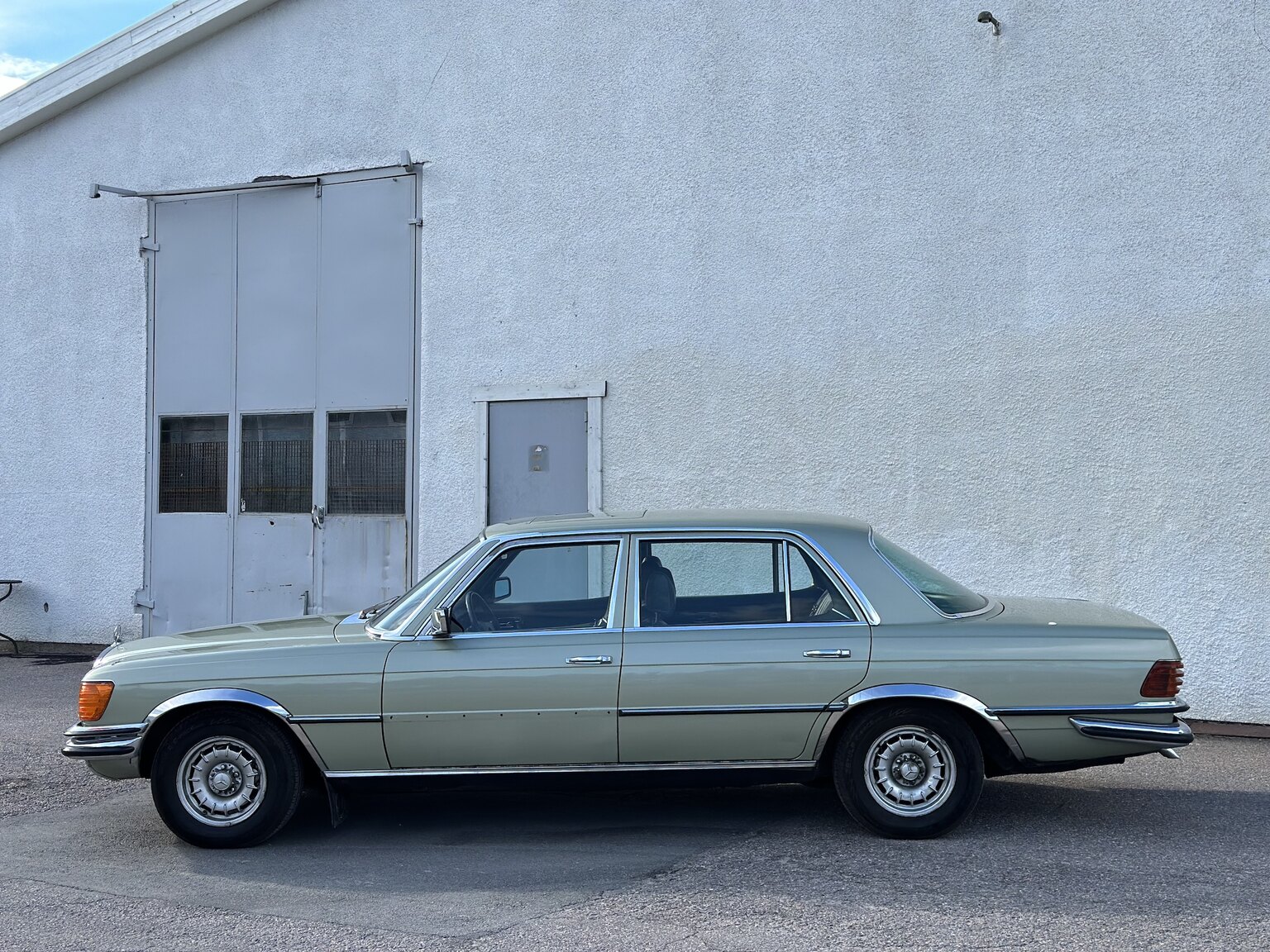 Exteriörbild på 1975 Mercedes Benz 450 SEL (5)