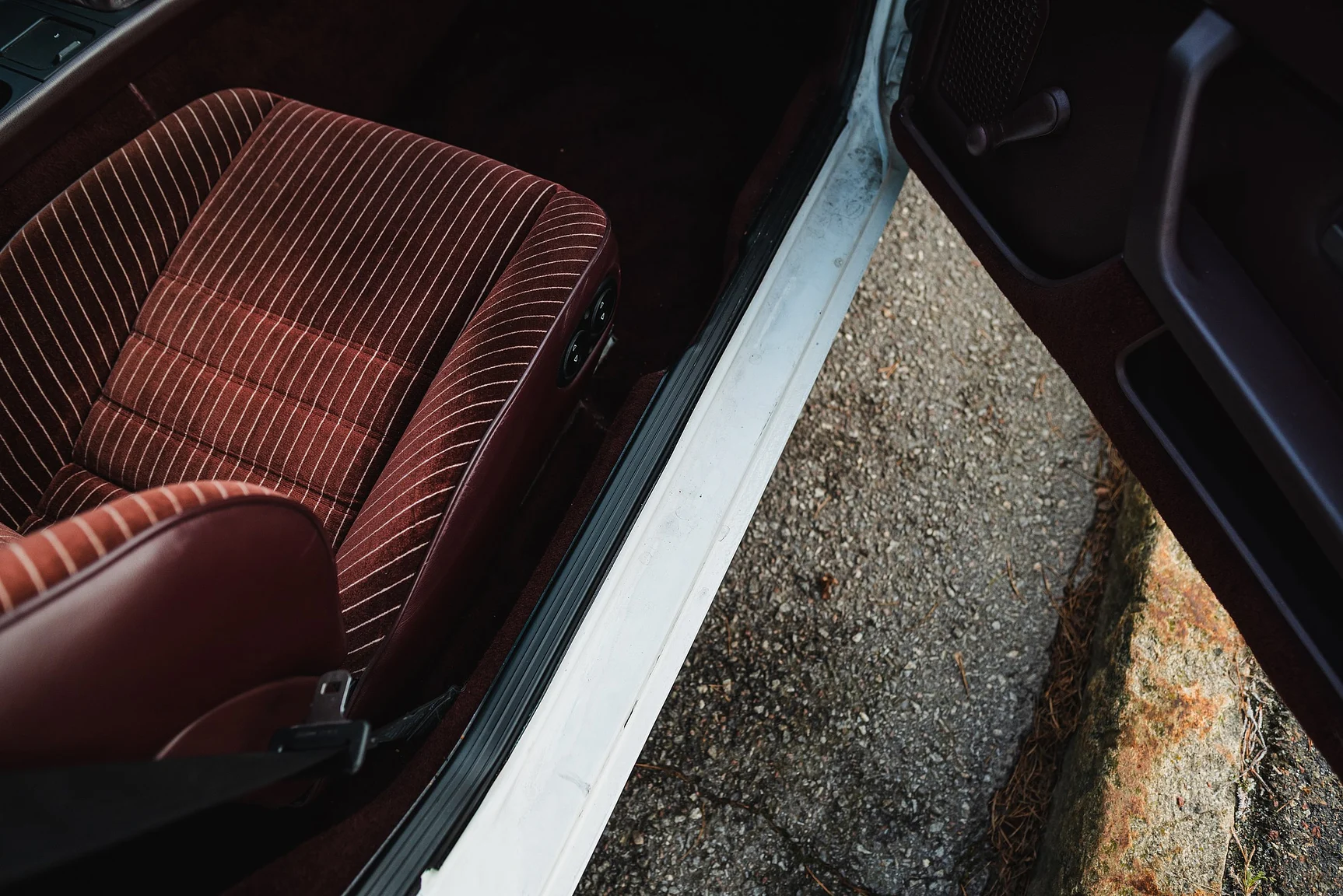 Interior image of 1986 Porsche 944R (24)