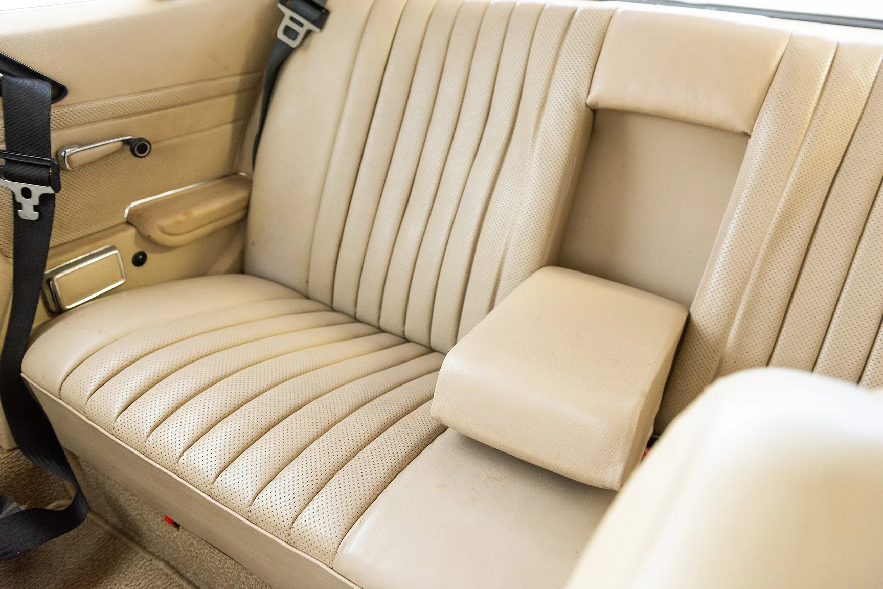 Interior image of 1975 Mercedes Benz 450 SLC (31)