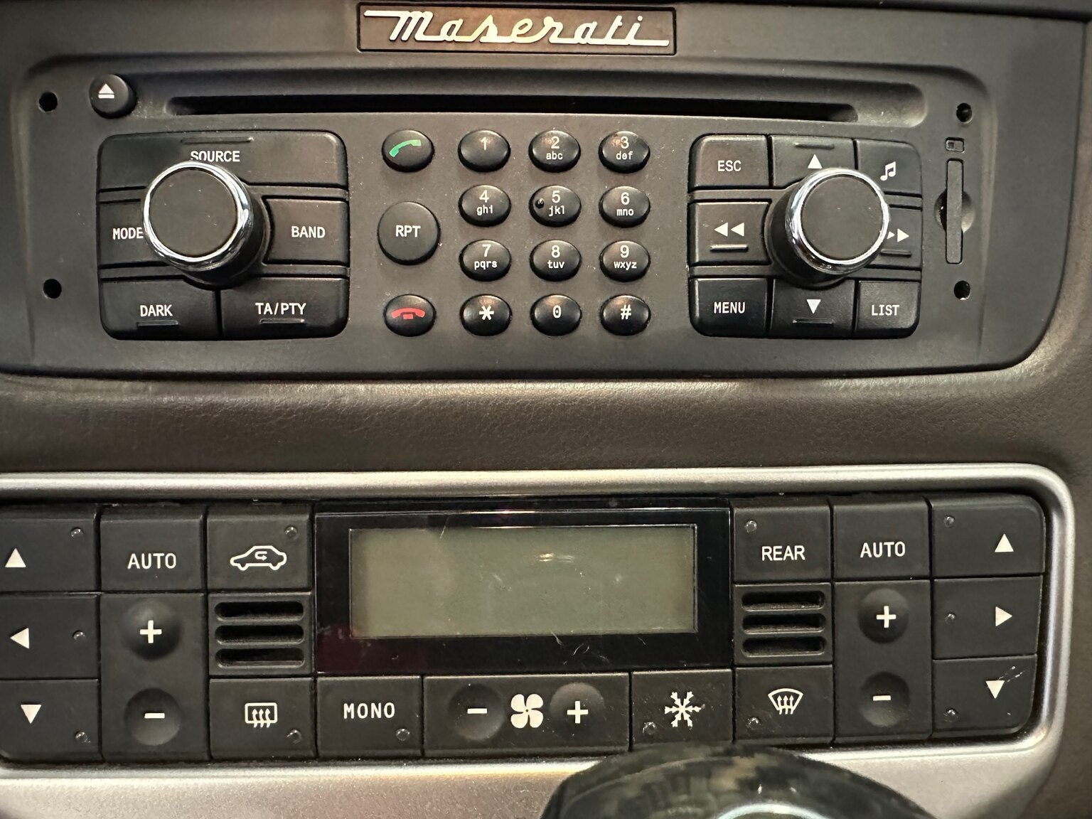 Interiörbild 2016 Maserati Grancabrio (14)