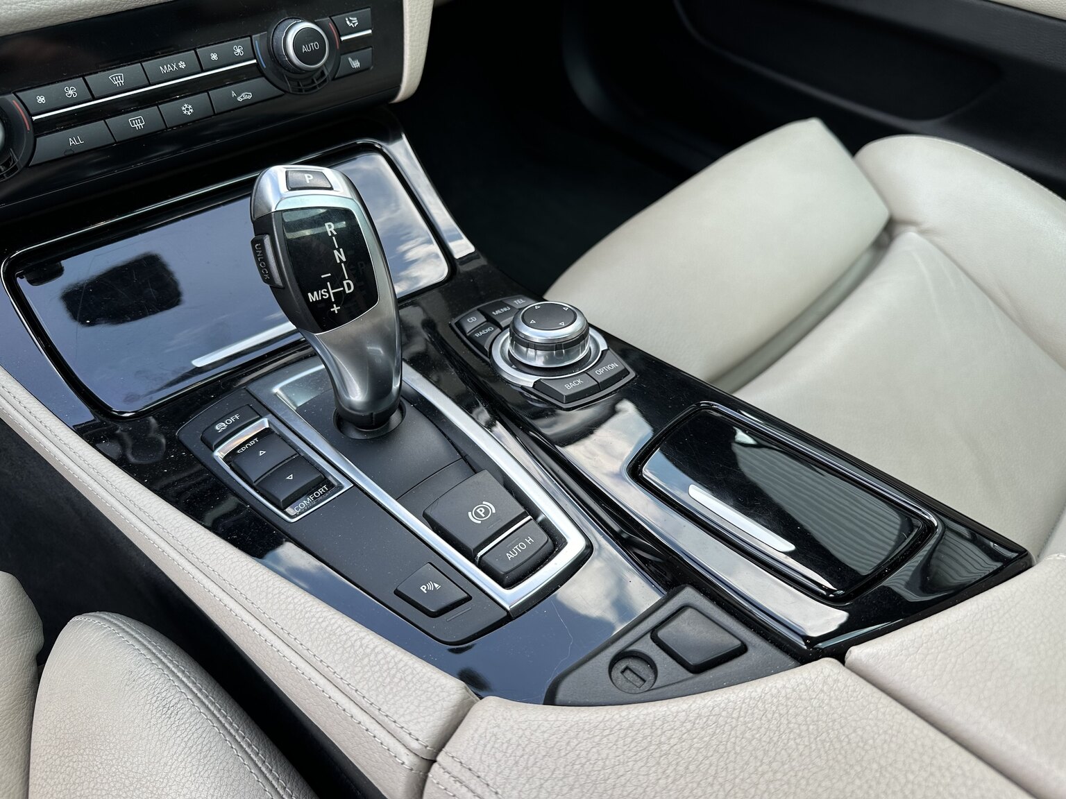 Innenraumfoto von 2011 ALPINA B5 Bi-Turbo Touring Switch-Tronic