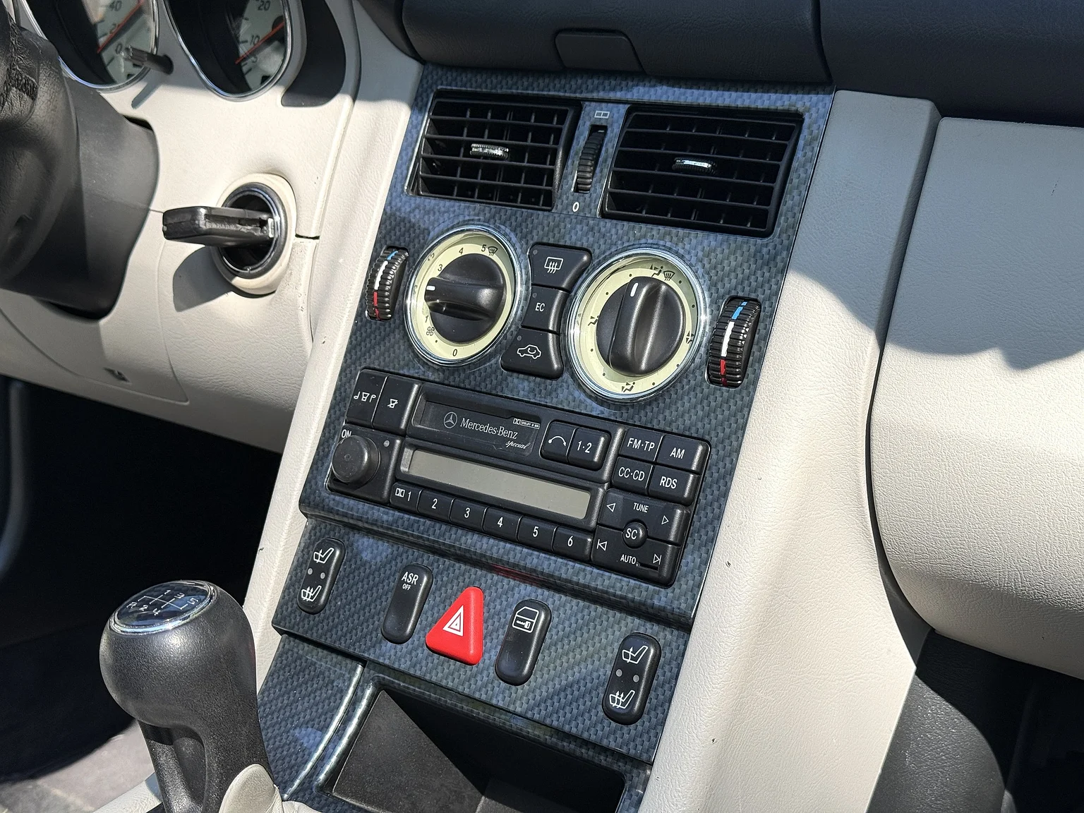 Interior image of 1997 Mercedes-Benz 230 SLK (38)