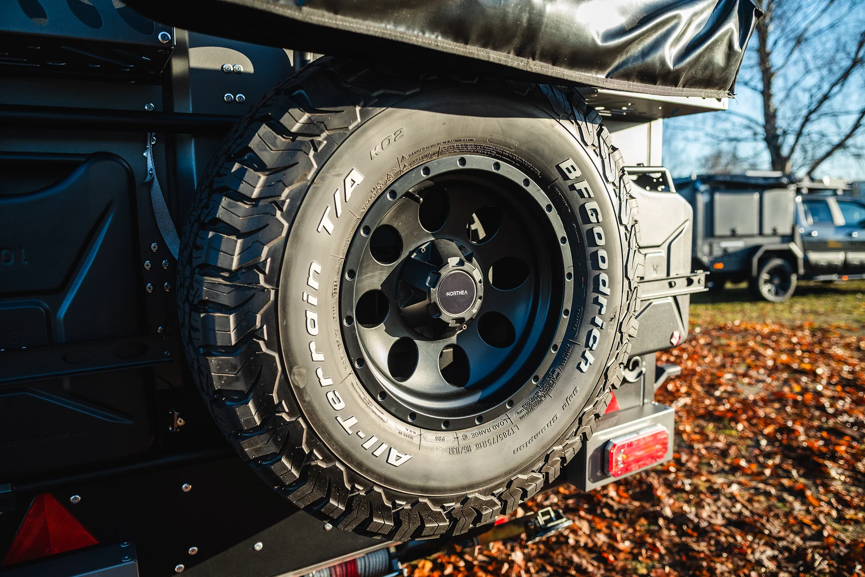 Exterior image of 2025 Northea Trailer Expedition Crawler 458i Offgrid-Camper (44)