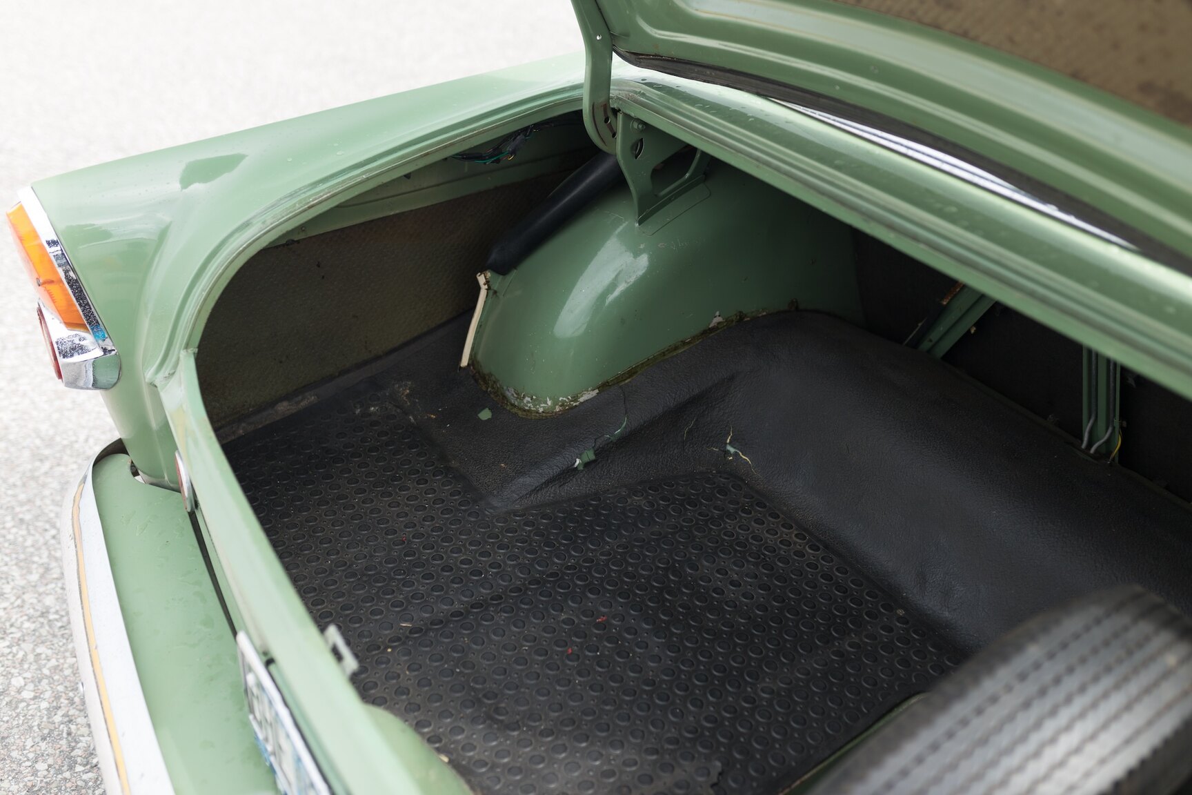 Interior image of 1959 Ford Consul (73)