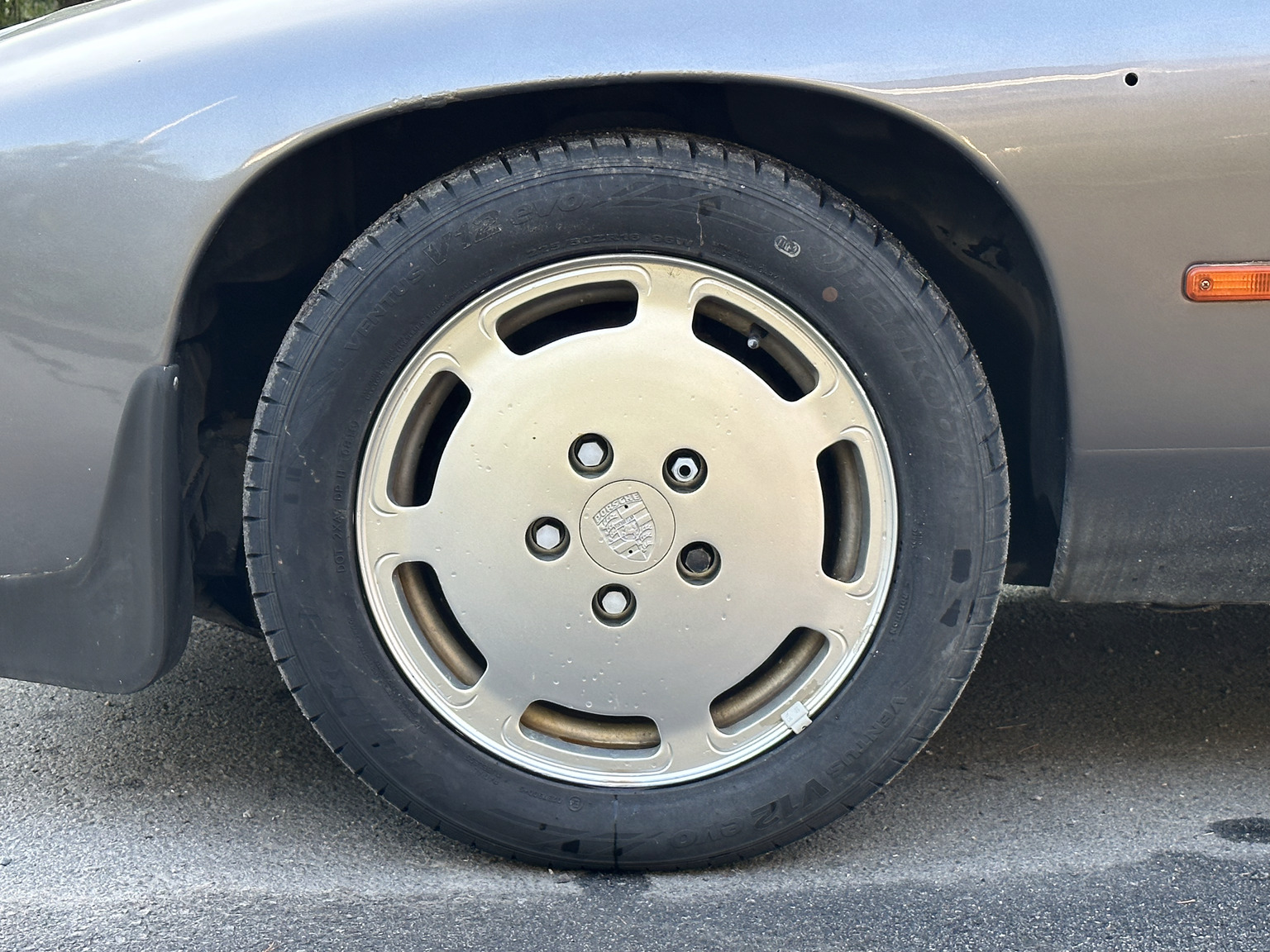 Exterior image of 1985 Porsche 928 (31)