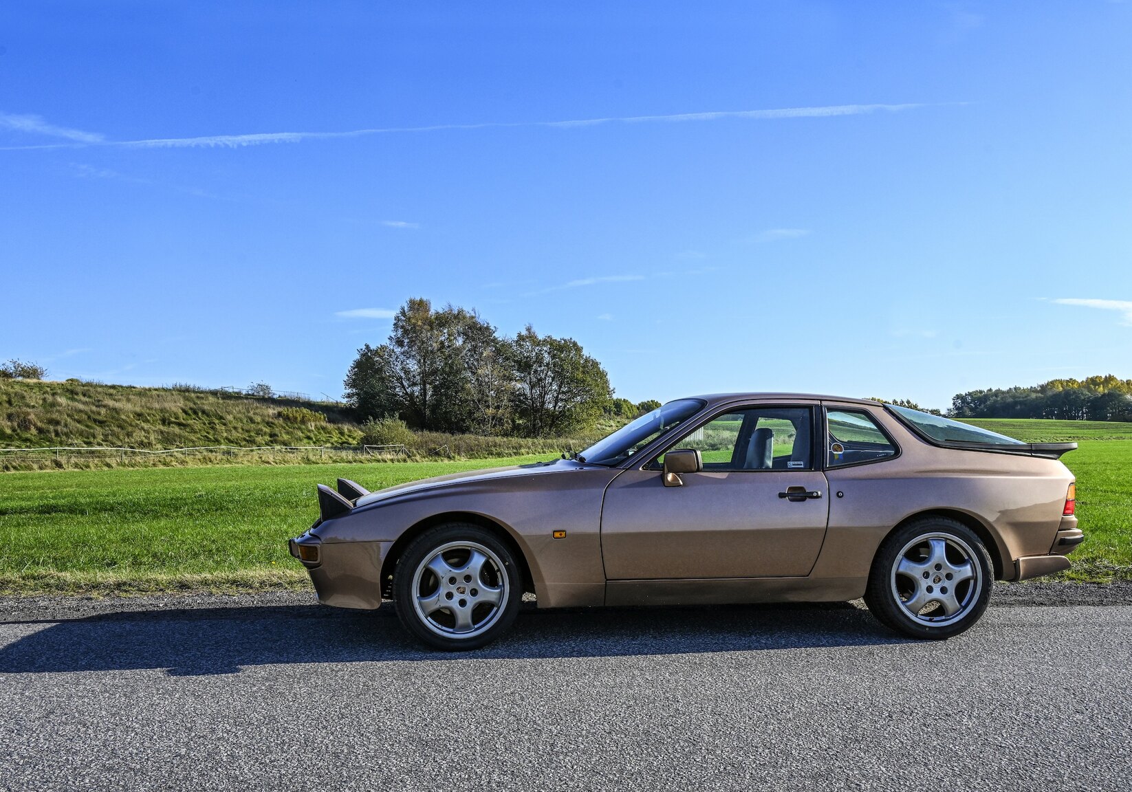 Exterior image of 1987 Porsche 944 Automat