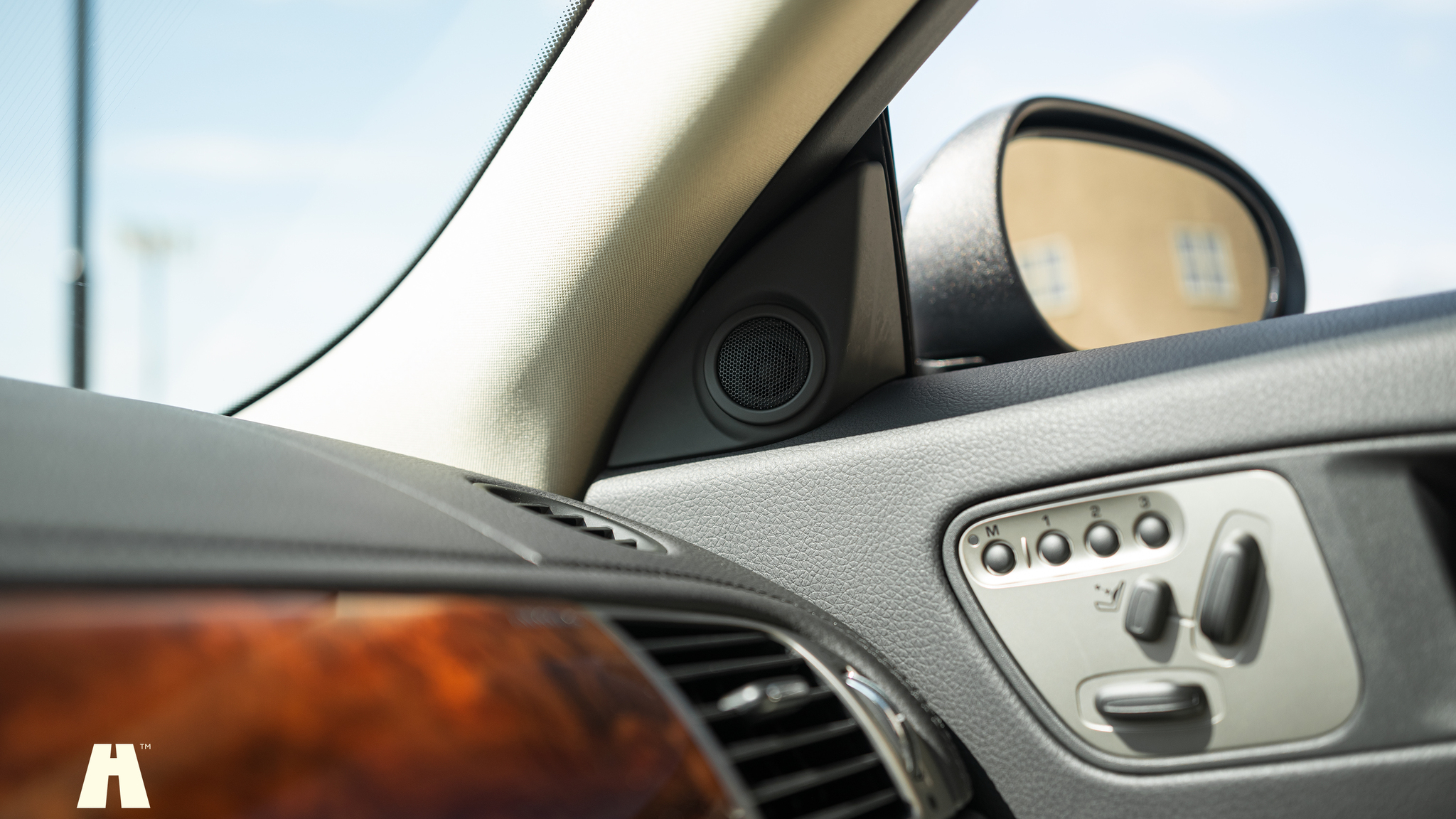 Interior image of 2008 Jaguar XKR (65)
