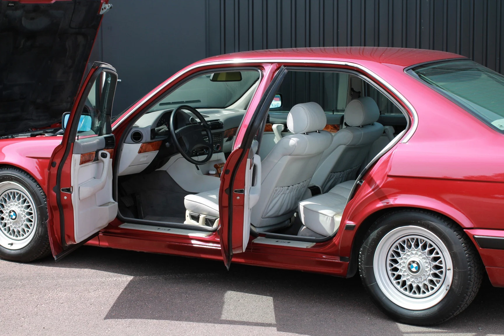Exteriörbild på 1993 BMW 540i Sedan (37)