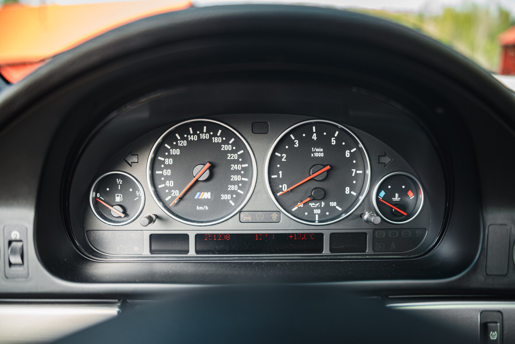 Interior image of 2000 BMW M5 E39