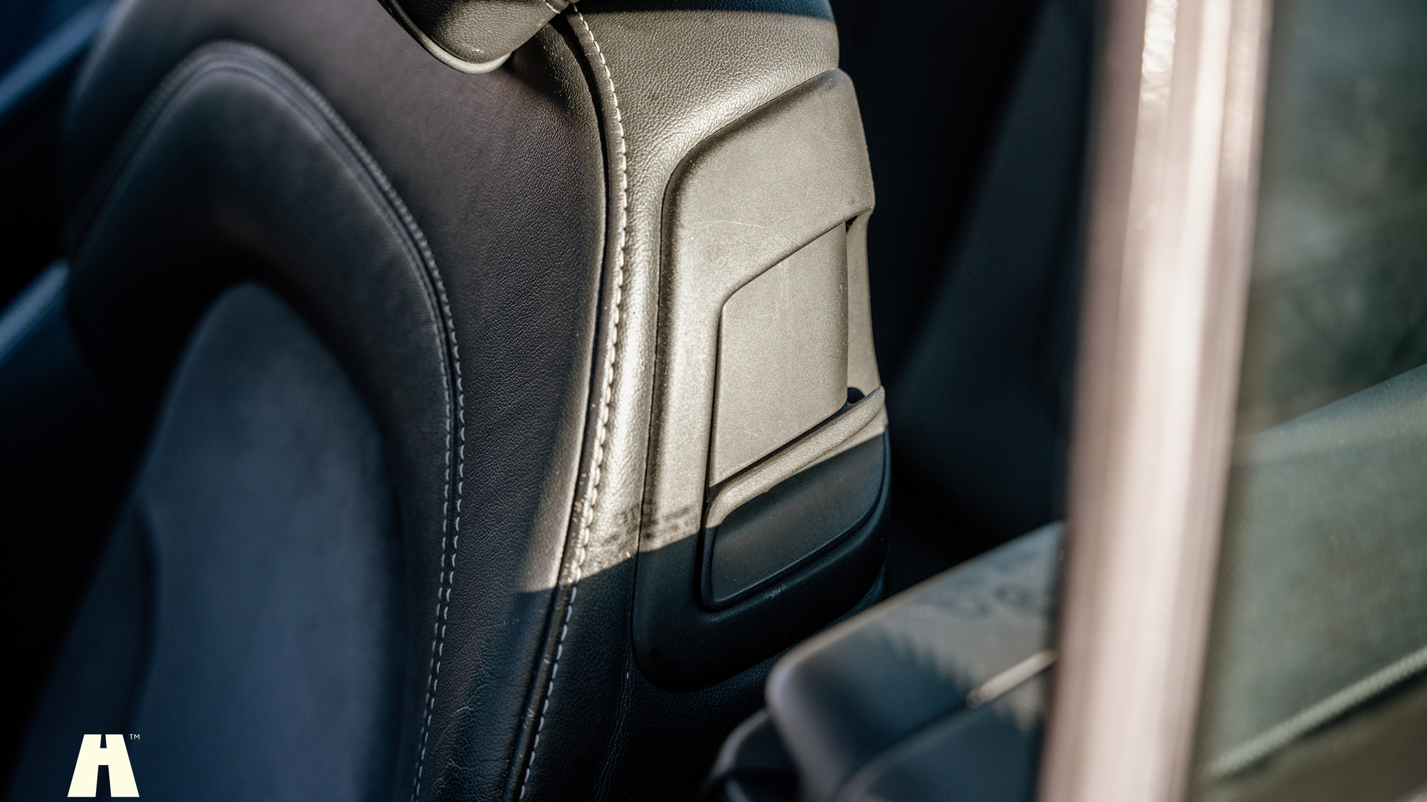 Interior image of 2009 Audi TTS (9)