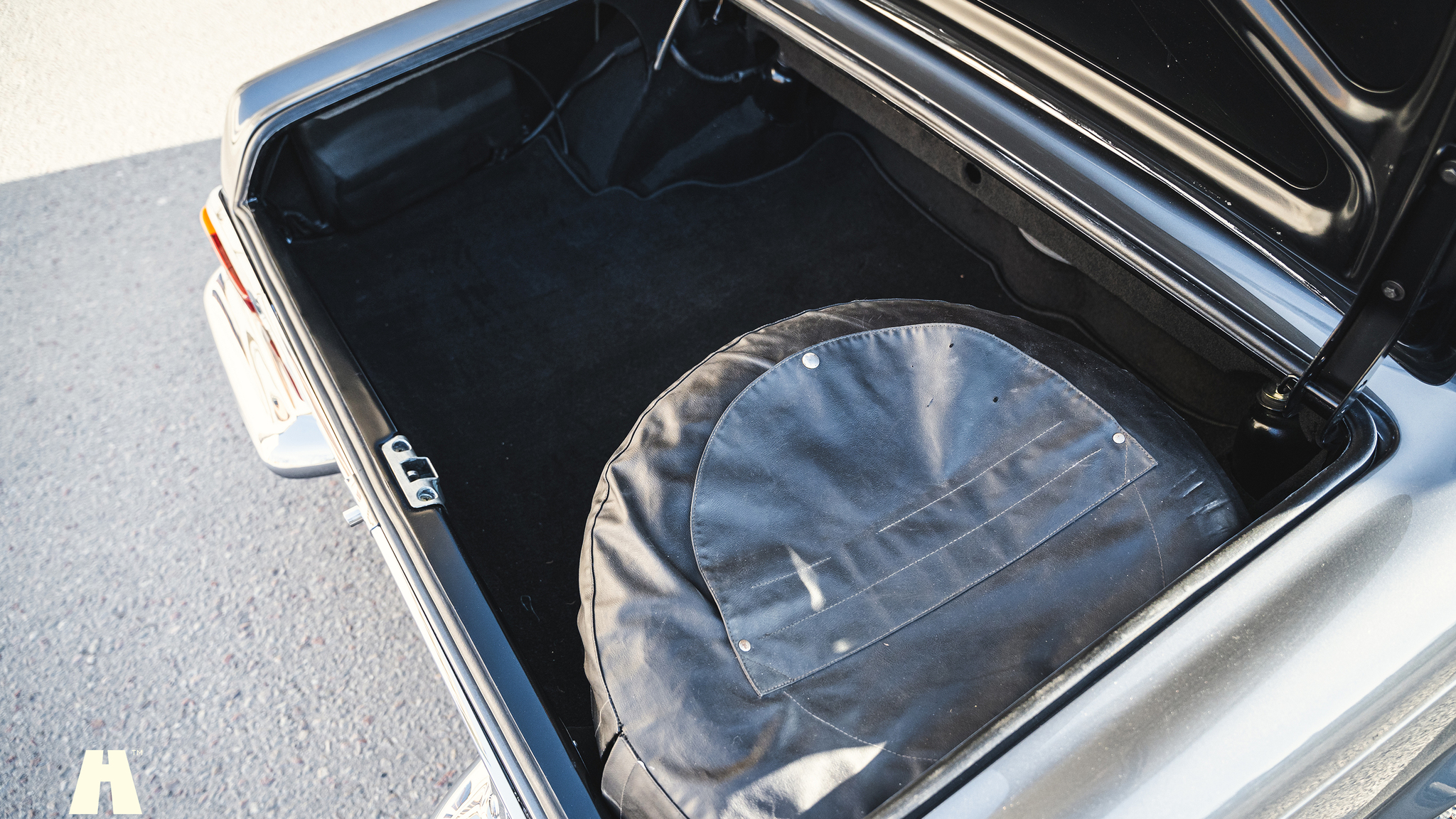 Interior image of 1970 Mercedes 280 SL Pagoda (82)