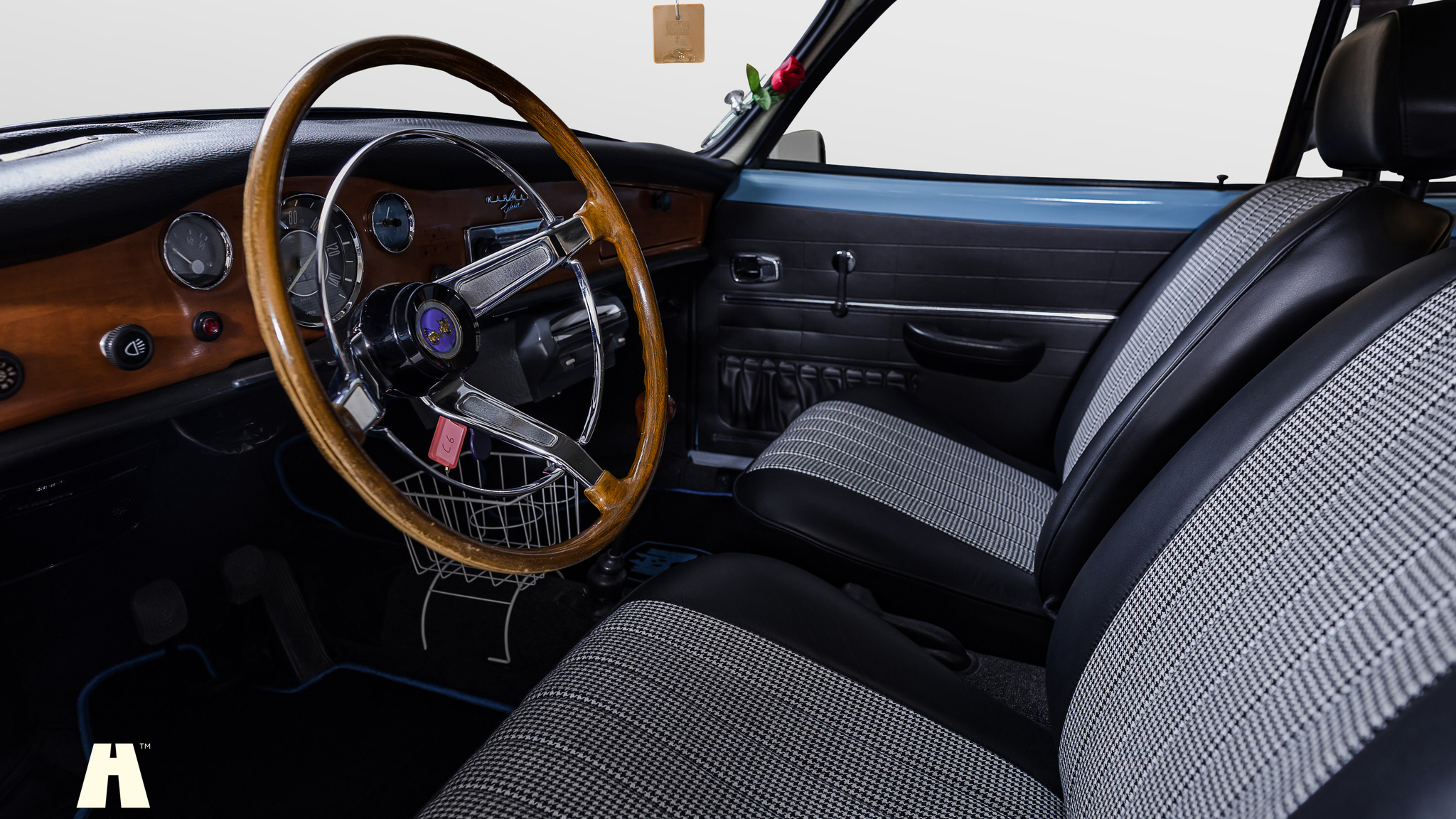 Interior image of 1969 Volkswagen Karmann Ghia (1)