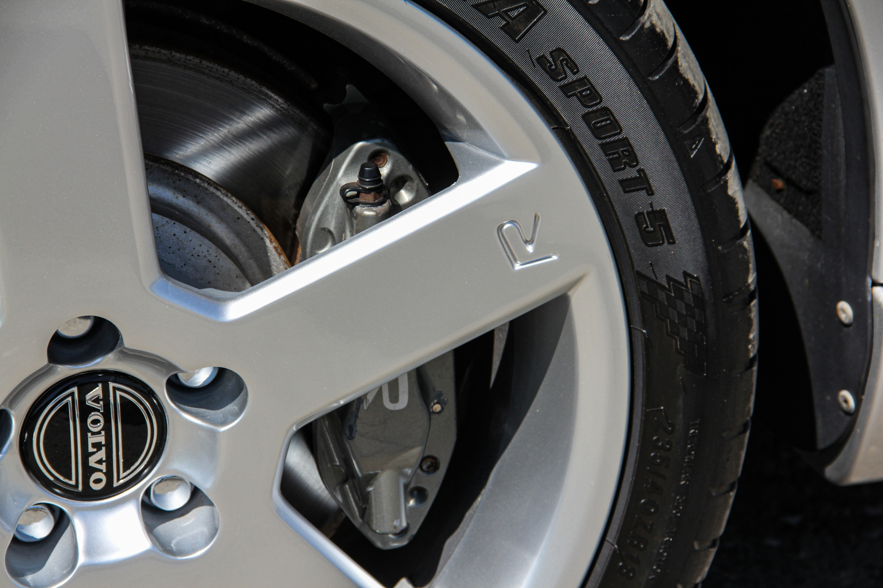 Exterior image of 2005 Volvo V70 R AWD (49)