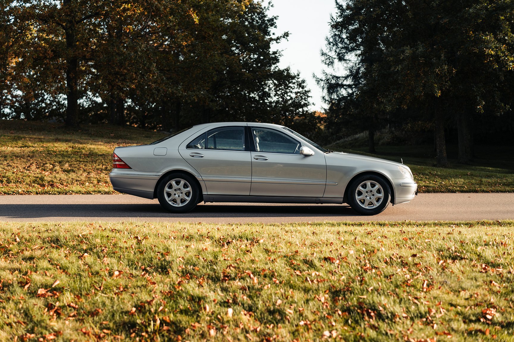 Exterior image of 1999 Mercedes-Benz S 320