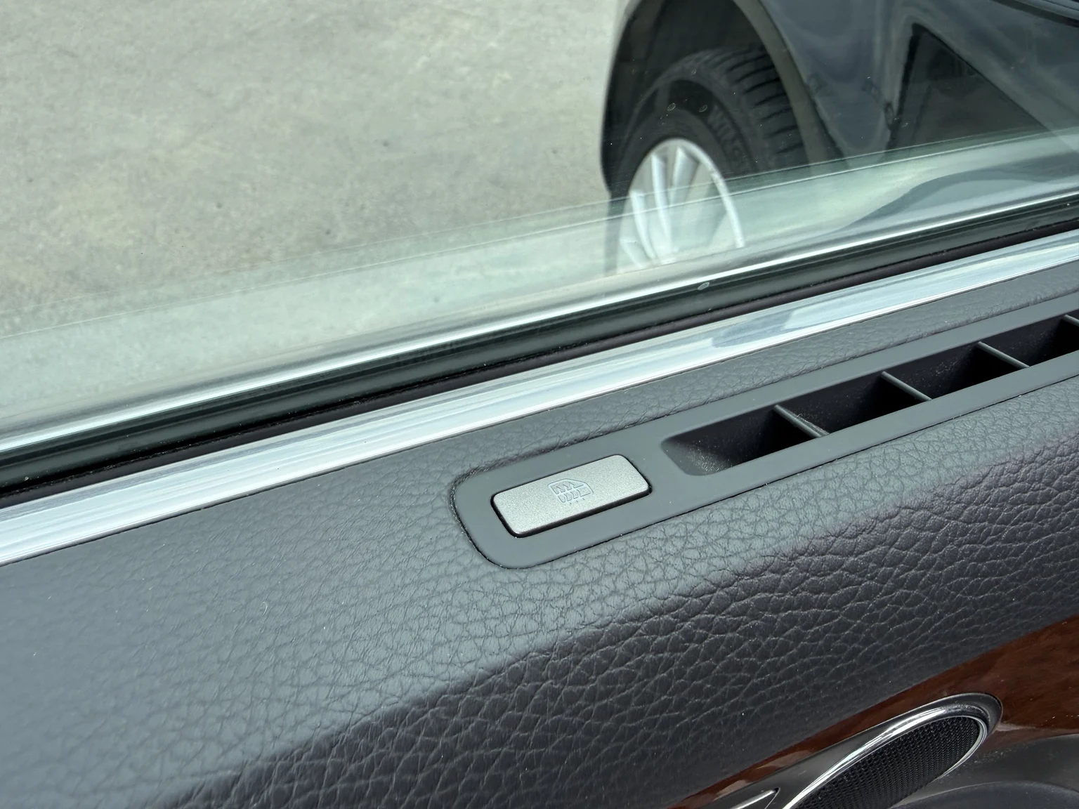 Interior image of 2013 Volkswagen Phaeton 3.0 TDI (7)