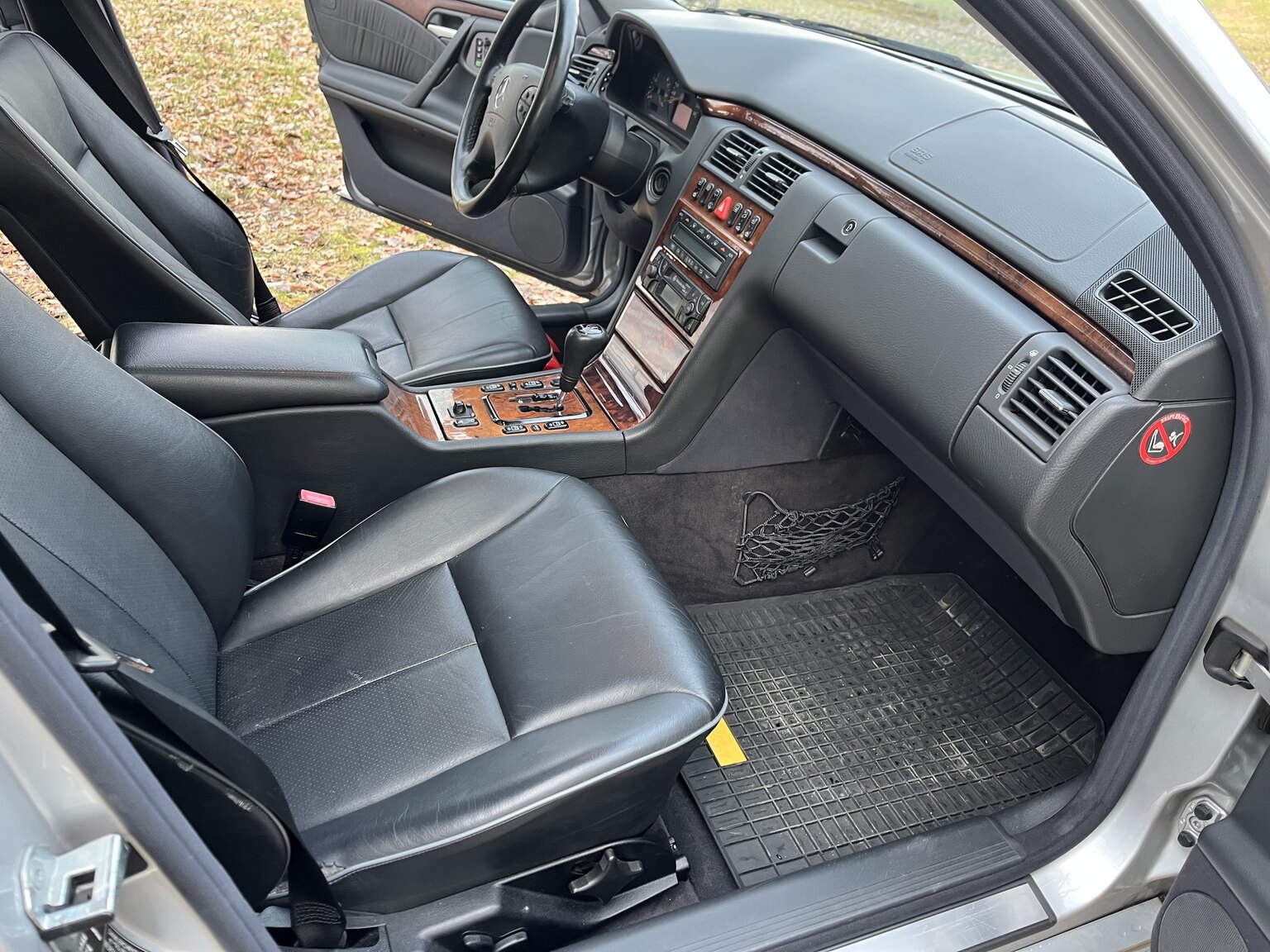 Innenraumfoto von 1999 Mercedes-Benz E320 T Automat