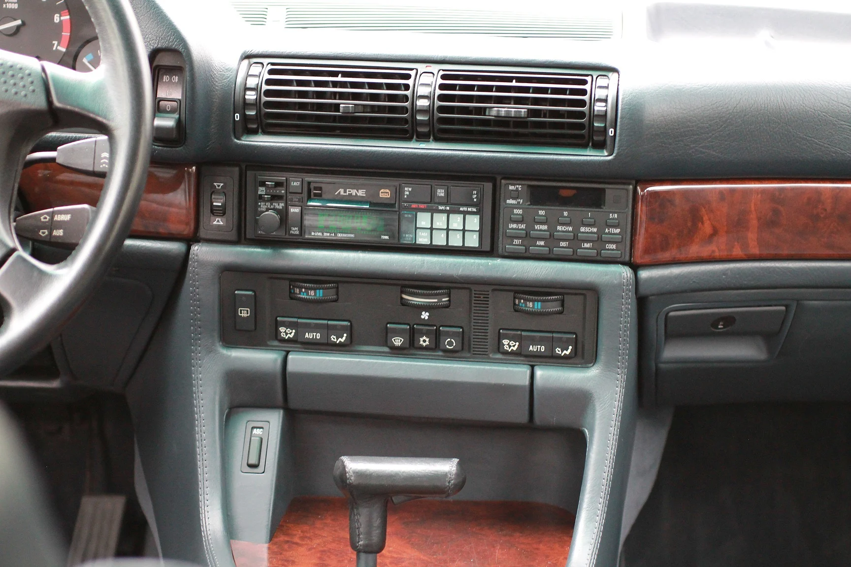Innenraumfoto von 1989 BMW 750iA (73)