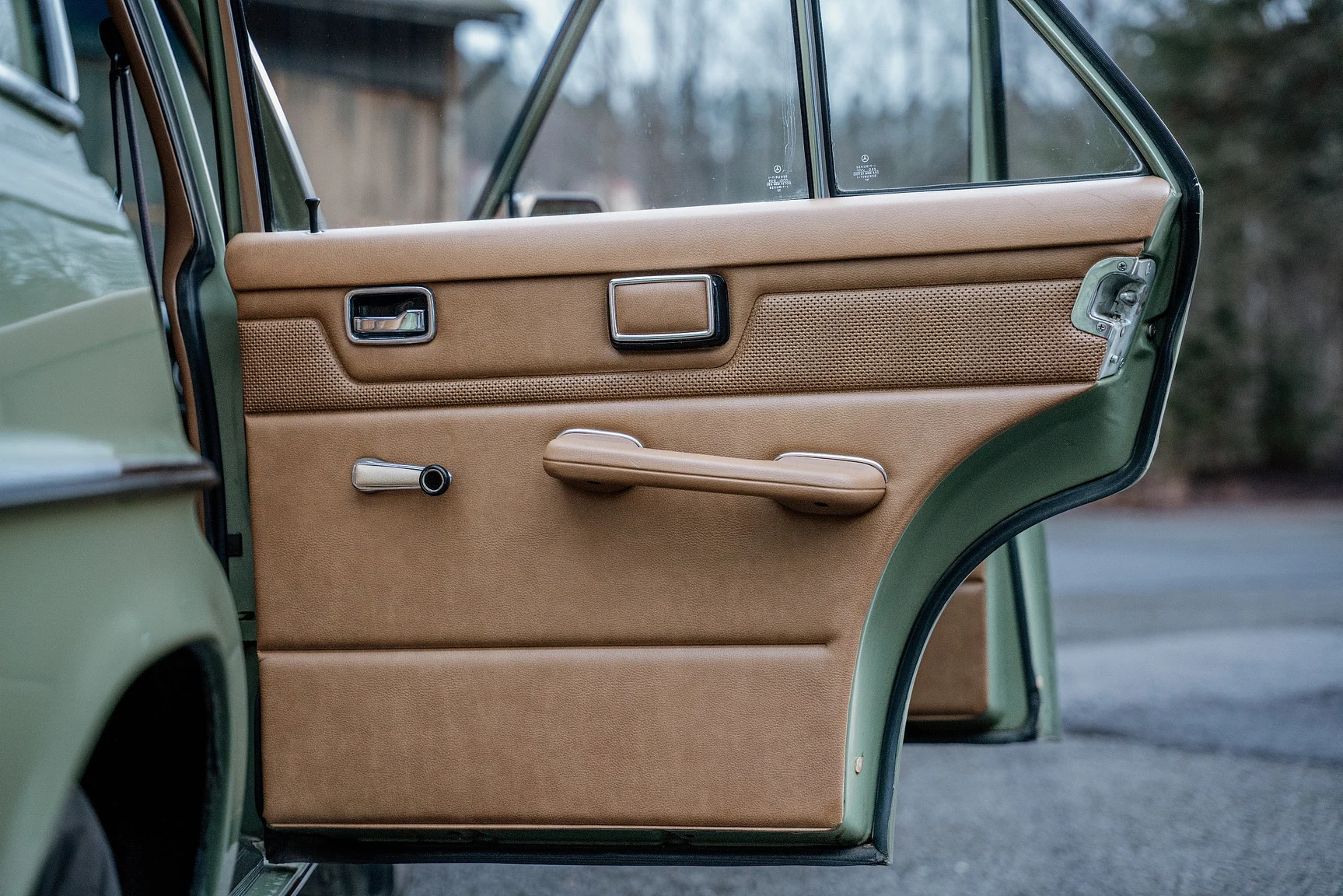 Interior image of 1975 Mercedes-Benz 240 D 3.0 (33)