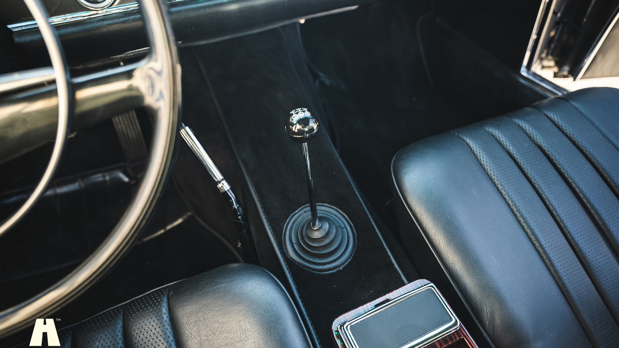 Interior image of 1970 Mercedes 280 SL Pagoda (28)