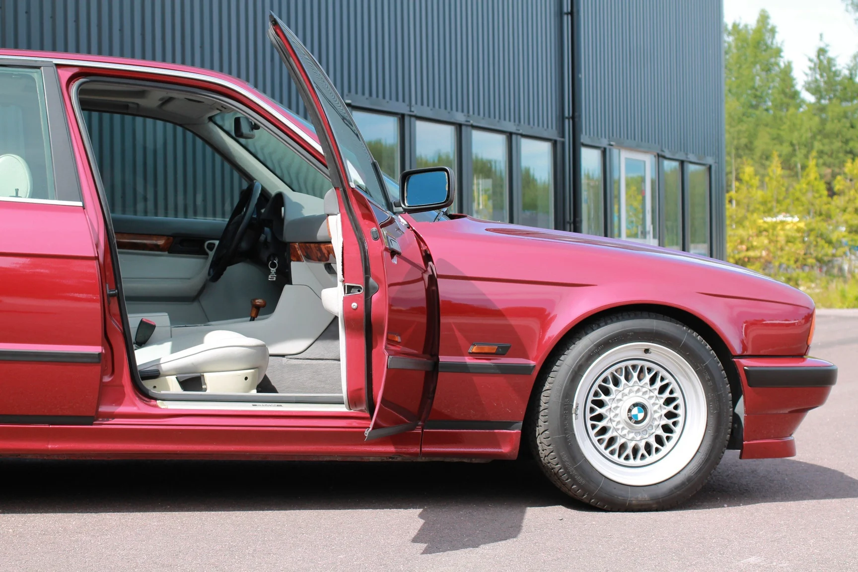 Exteriörbild på 1993 BMW 540i Sedan (17)