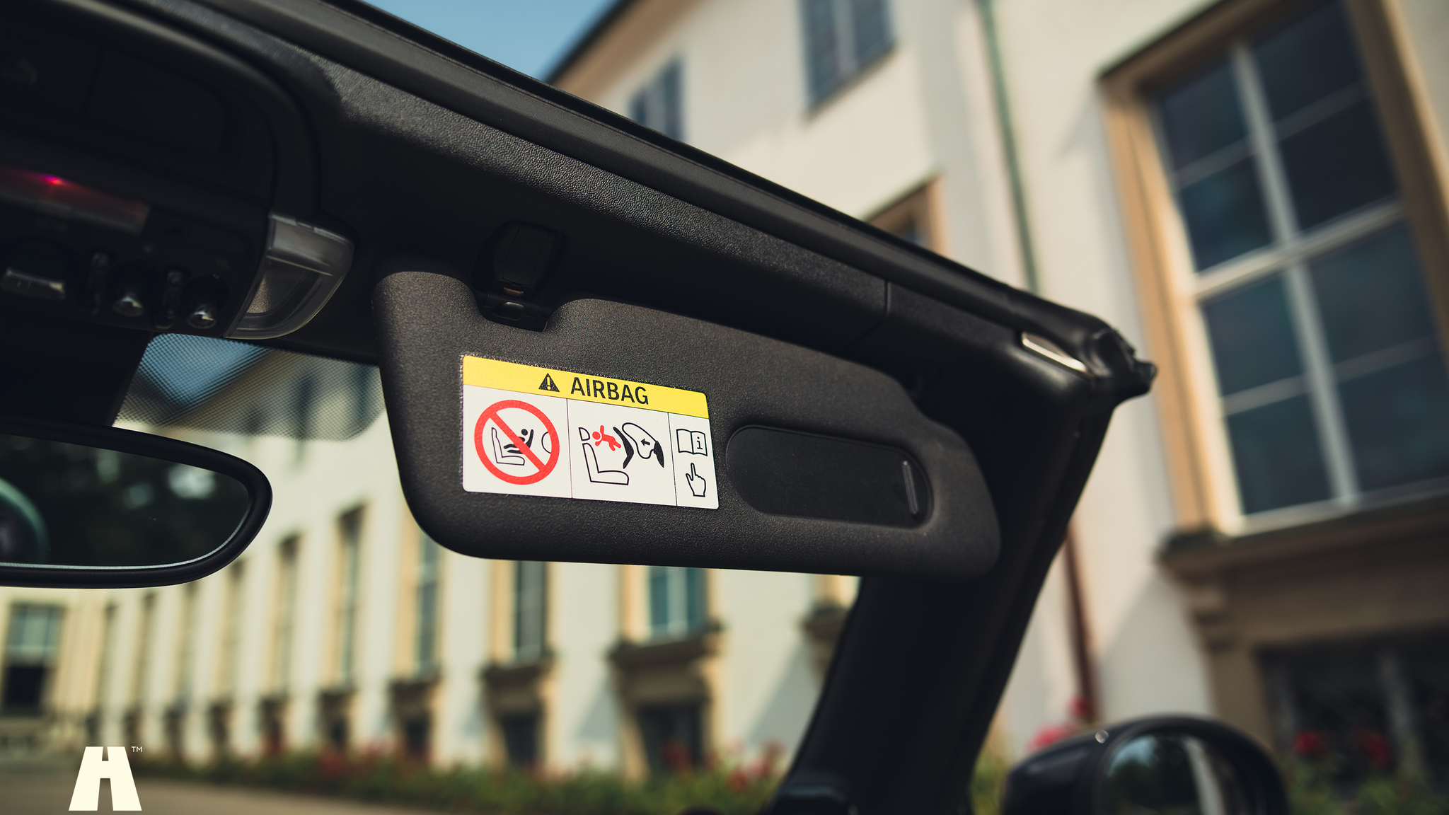 Innenraumfoto von 2021 Mini John Cooper Works Cabriolet  (43)