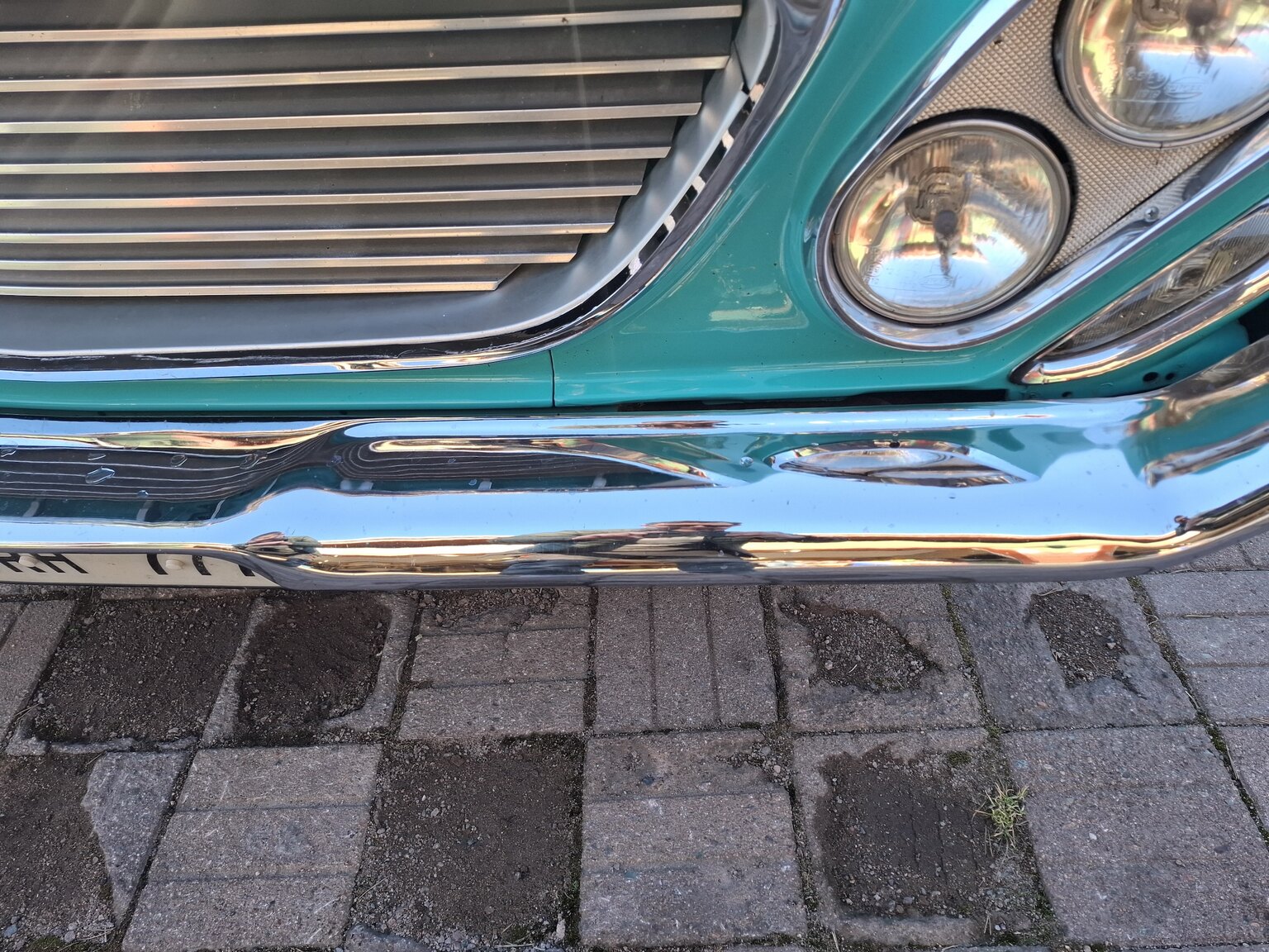 Exterior image of 1961 Chrysler Newport Cabriolet