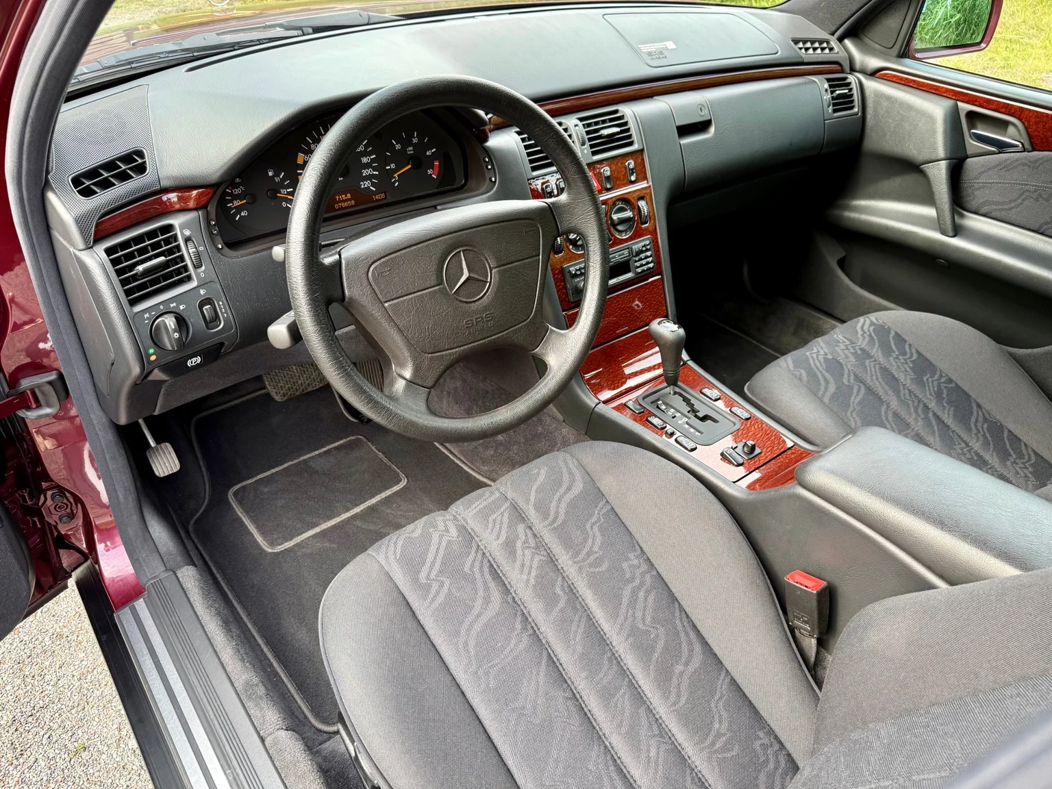 Interior image of 1997 Mercedes-Benz E 290 TD (1)
