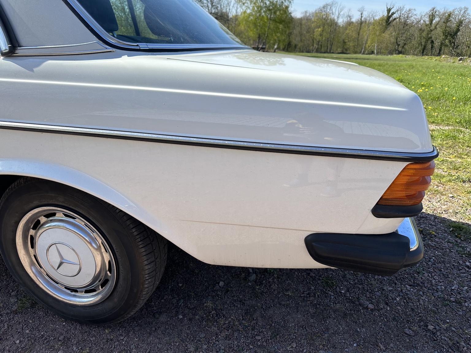 Exterior image of 1985 Mercedes-Benz 200