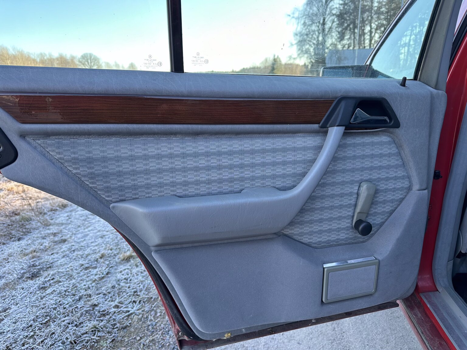 Innenraumfoto von 1990 Mercedes-Benz 200 E