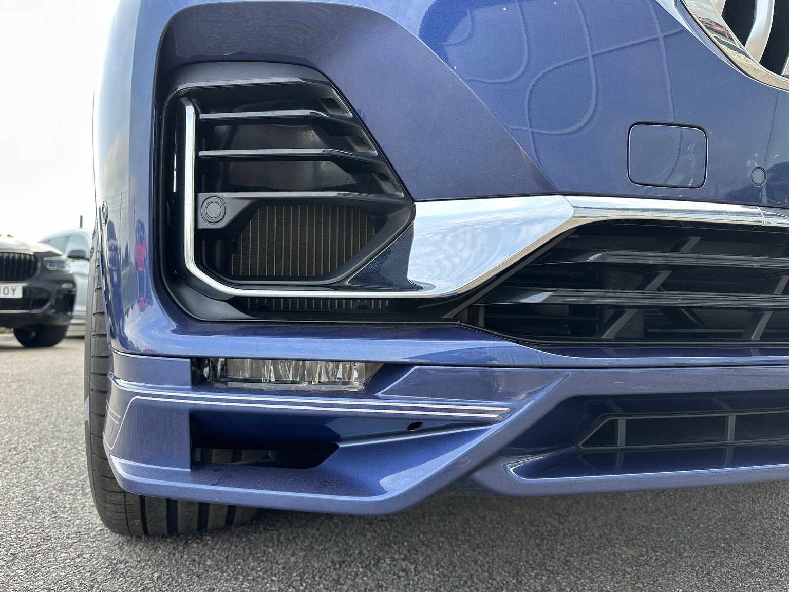 Exteriörbild på 2022 ALPINA XB7