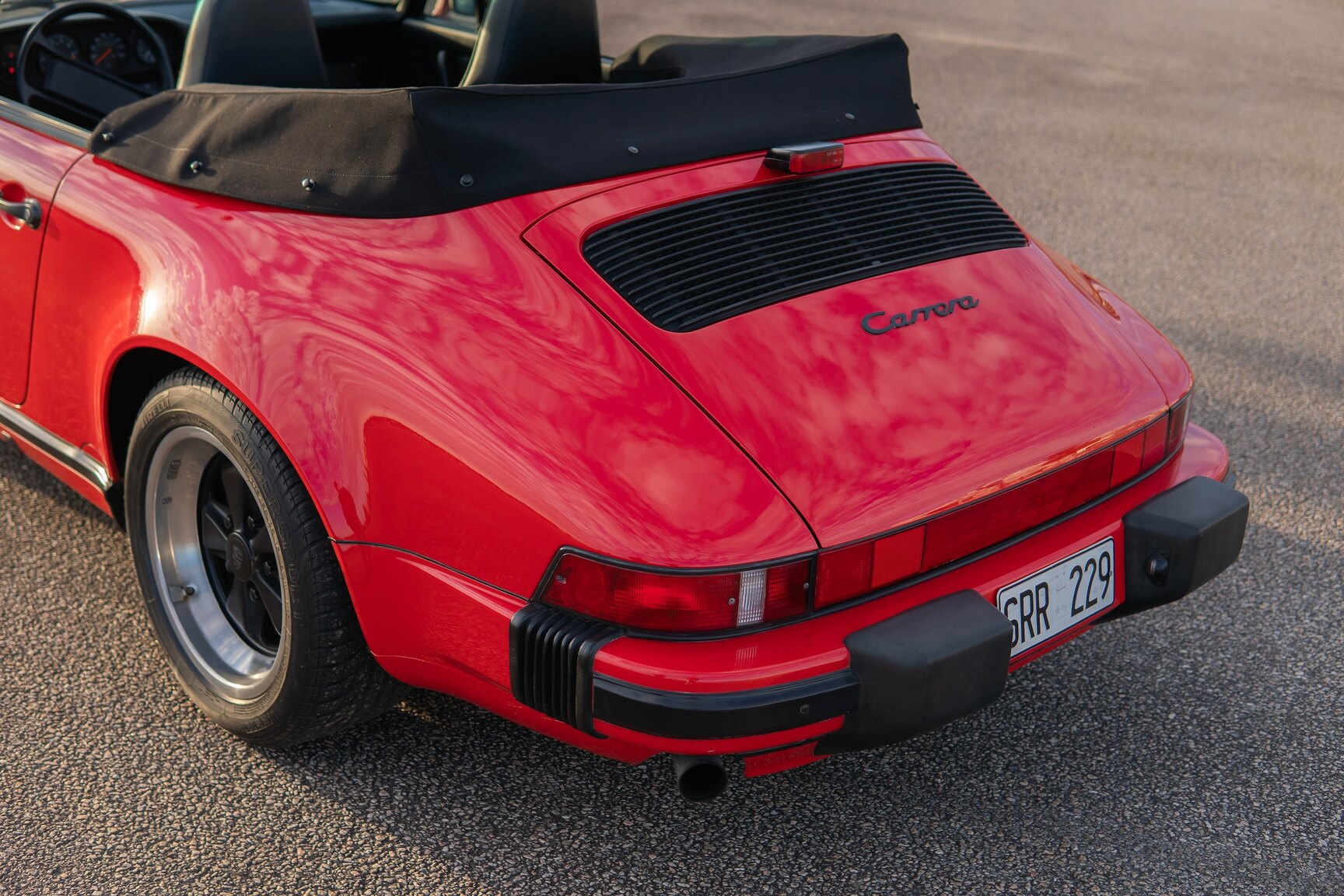 Exteriörbild på 1987 Porsche 911 Carrera Cab 3.2