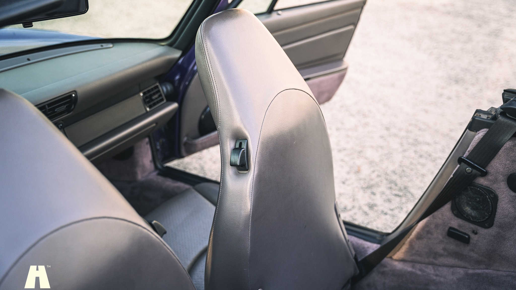 Interior image of 1994 Porsche 993 Cabriolet (45)