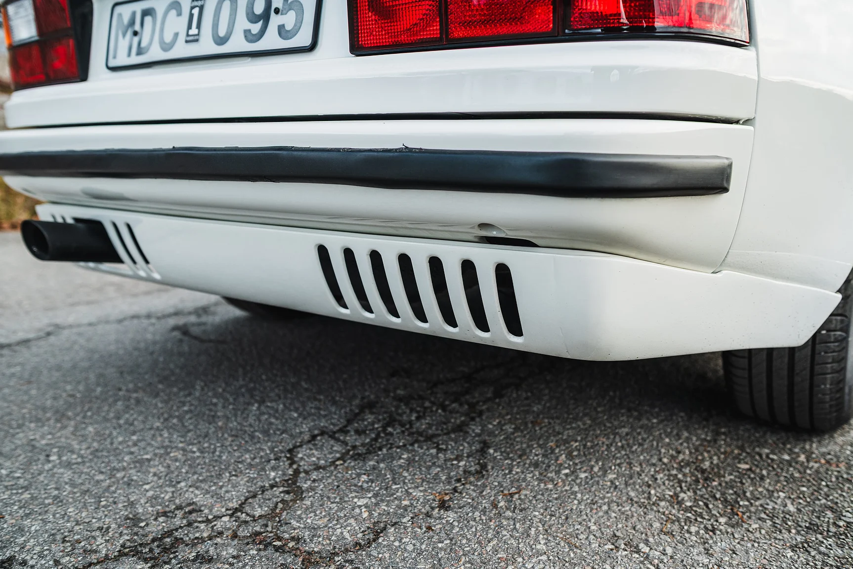 Exterior image of 1986 Porsche 944R (35)