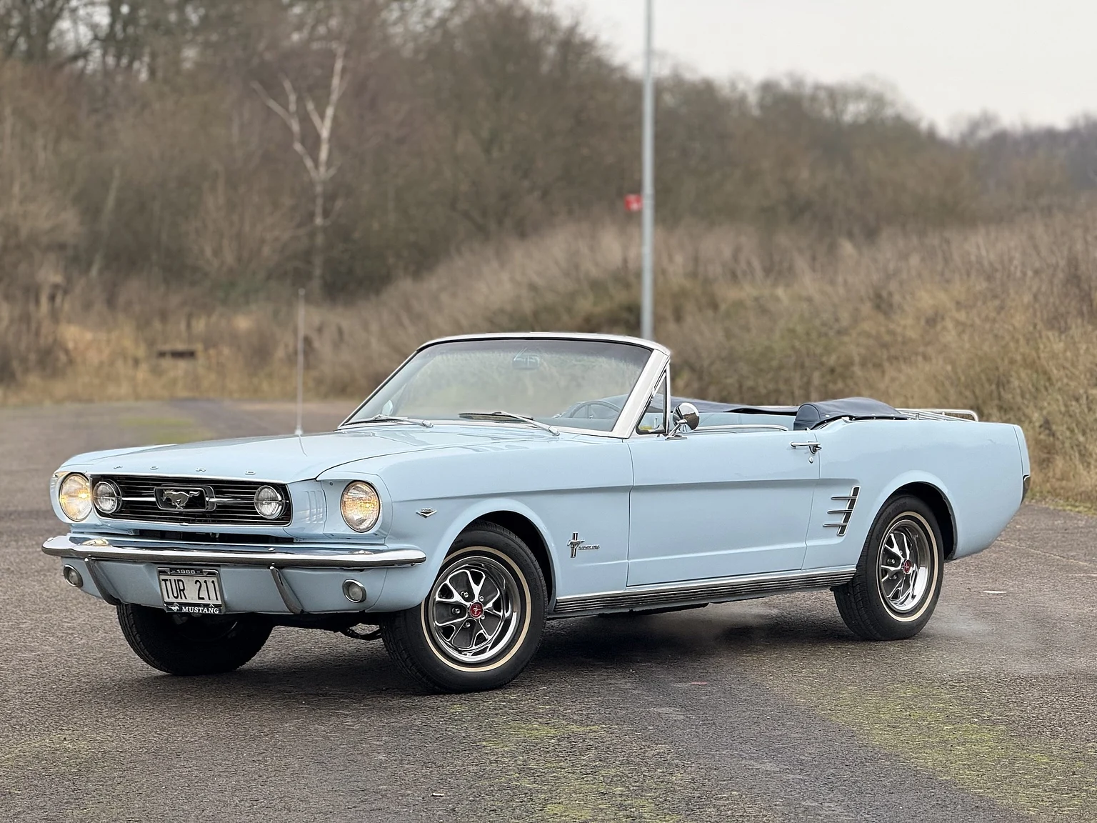 Exteriörbild på 1966 Ford Mustang Convertible 289 V8 (2)