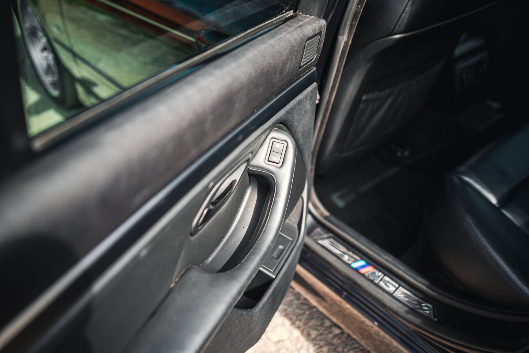 Interior image of 2000 BMW M5 E39