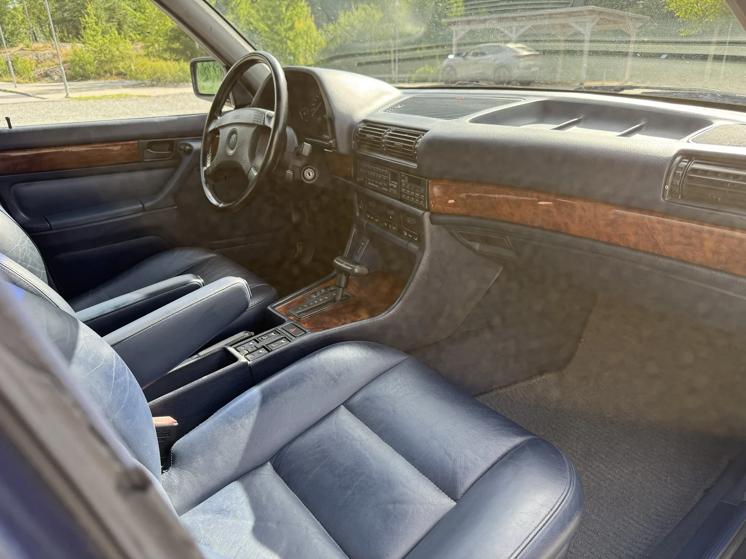 Interior image of 1990 BMW 750i (99)