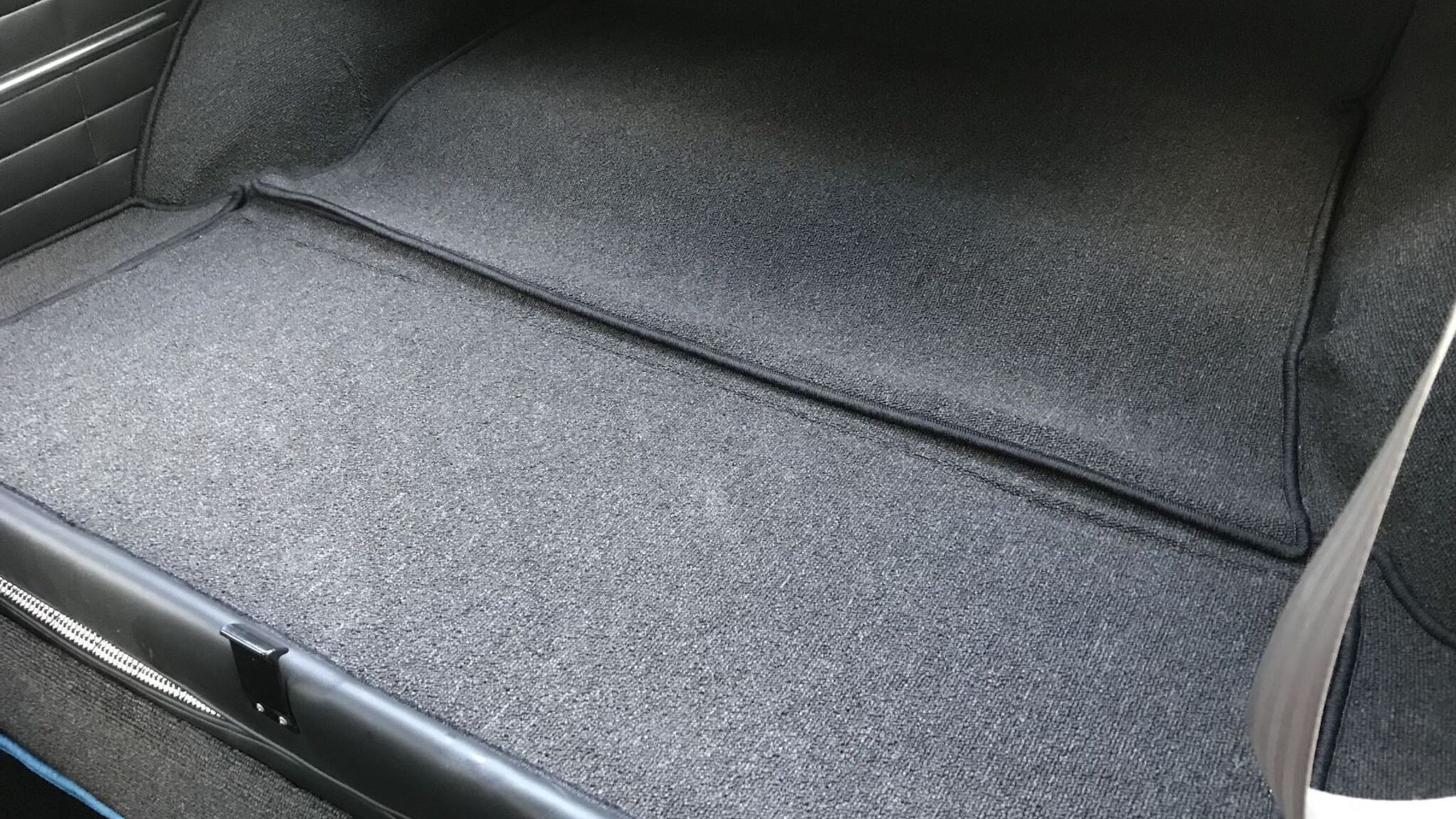 Interior image of 1969 Volkswagen Karmann Ghia (14)