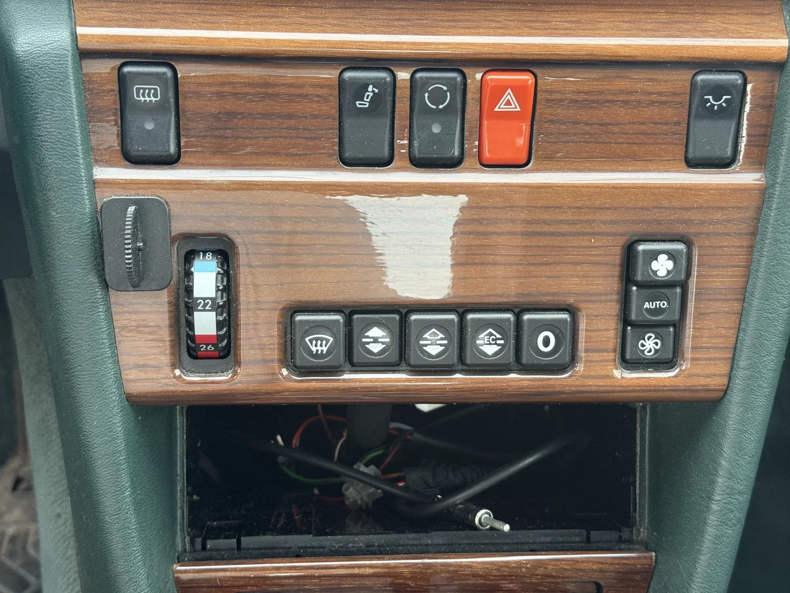 Interior image of 1991 Mercedes-Benz 300 E 4MATIC (16)