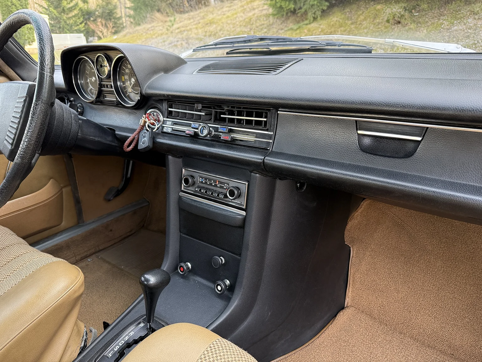 Interior image of 1974 Mercedes-Benz 230 Automatic (91)